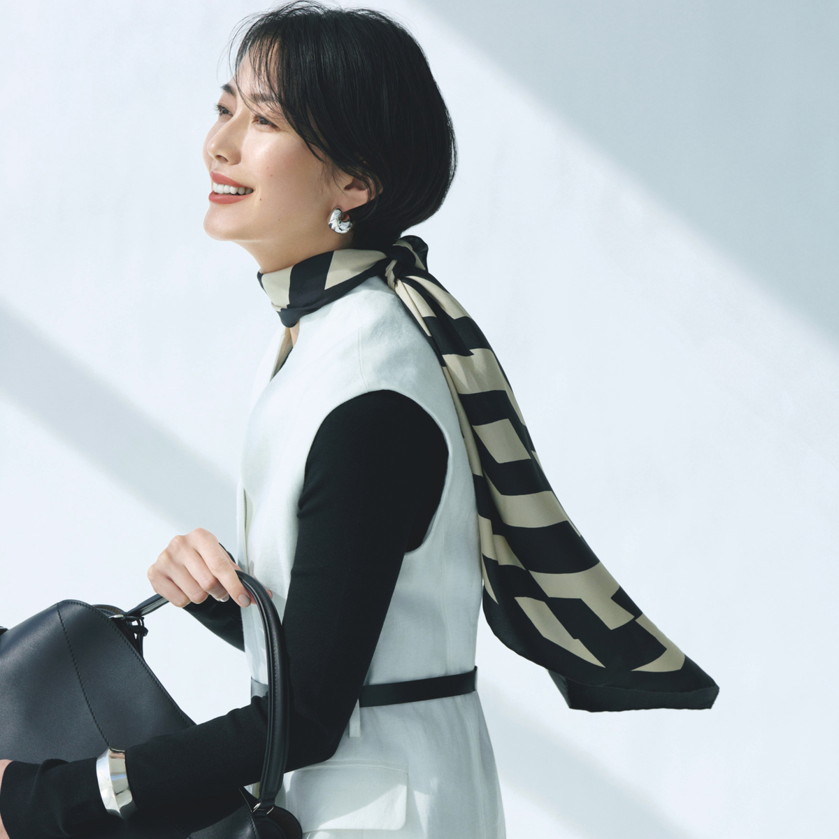 ラルフ ローレンのスカーフでバックコンシャスに。“今どき見え”する最旬の巻き方