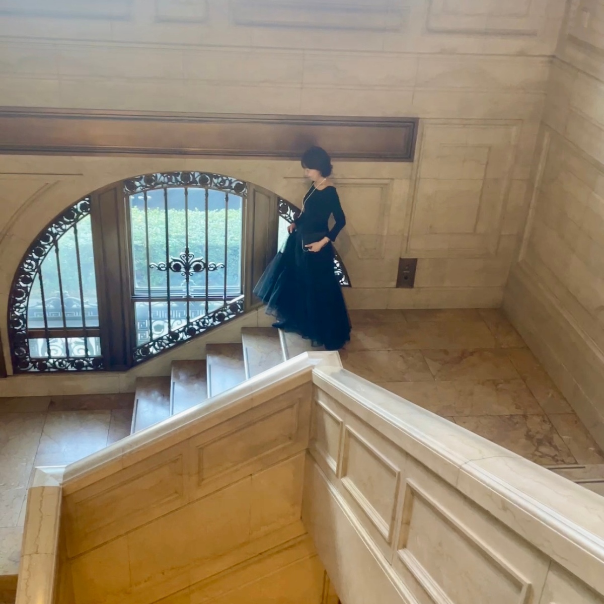 丸の内にこんな美しい場所があったなんて♫        重要文化財「明治生命館」へ。まるで映画のワンシーンのような空間。