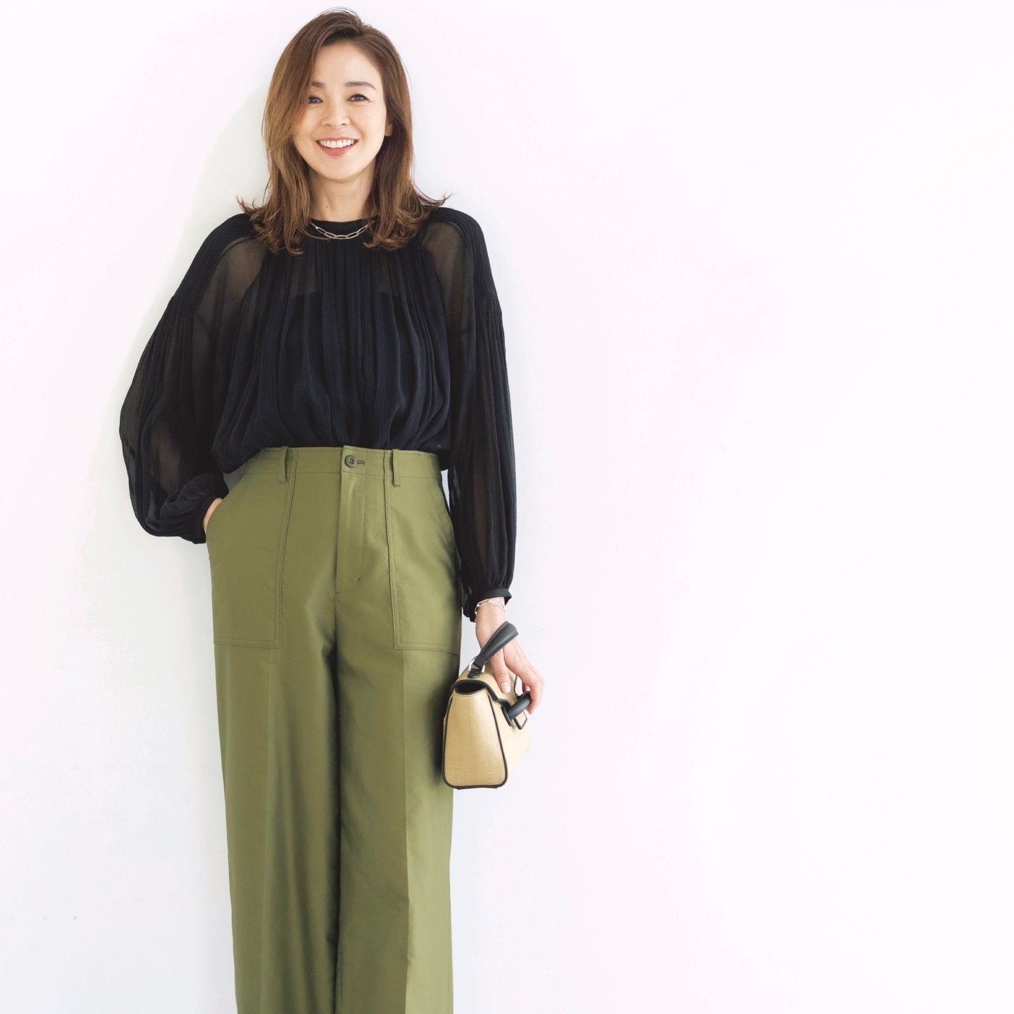 ドレッシーなブラウスを合わせてベイカーパンツの無骨なメンズ感を中和する。最低気温14℃｜4/16(木)【40代・50代の毎日コーデ】