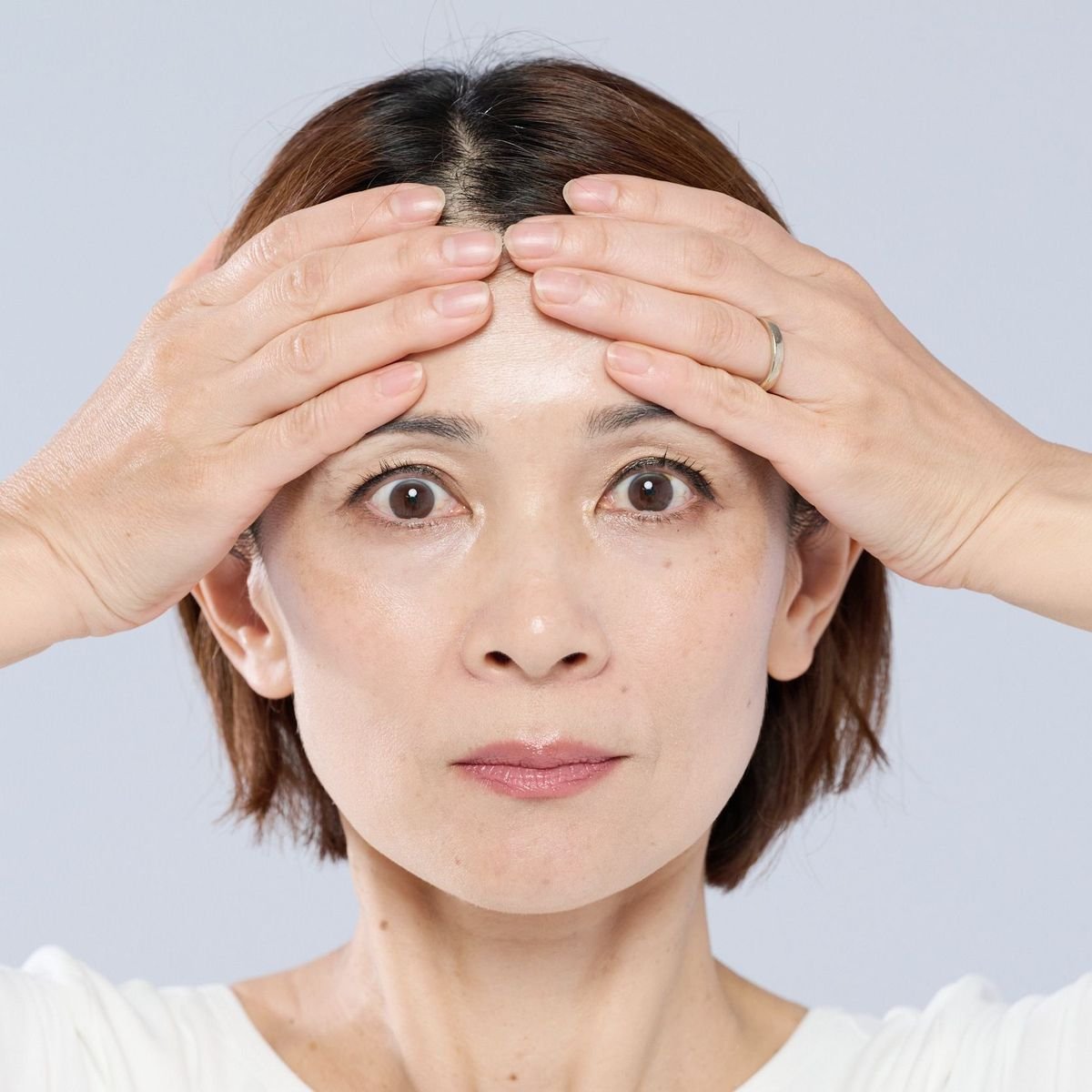 まぶたのたるみやおでこのシワは後頭部の硬さが原因。後頭部をほぐして老け見えをストップ！【40代からの顔ヨガ】