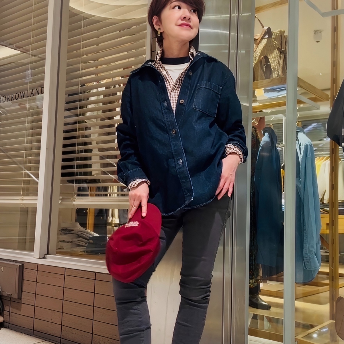 ブラウンのギンガムチェックのシャツxデニムシャツで春のシャツonシャツコーデ