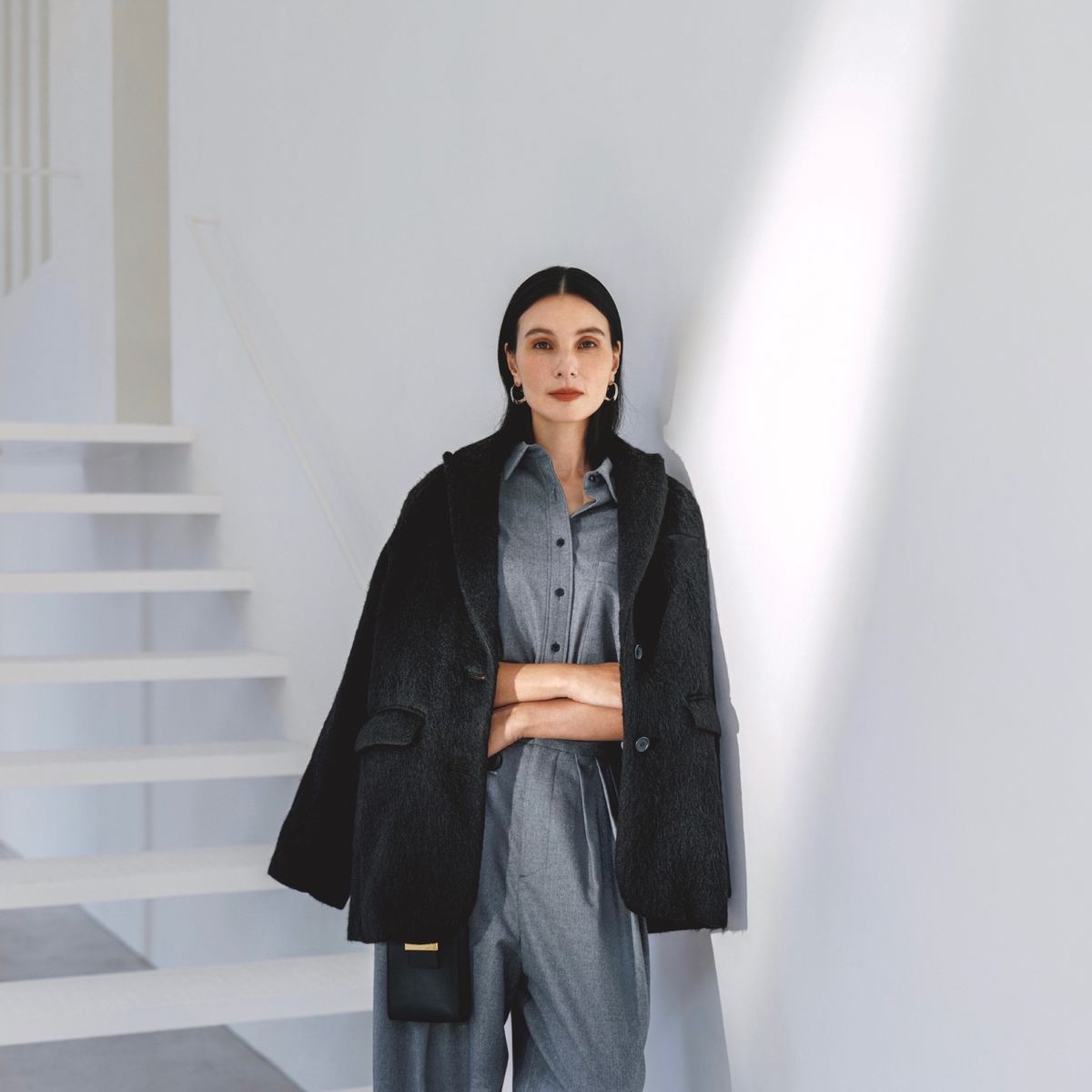 贅沢な風合いの黒ジャケットコートで、ハンサムなモノトーンコーデを完成させる。気温16℃｜2/20(金)【40代・50代の毎日コーデ】