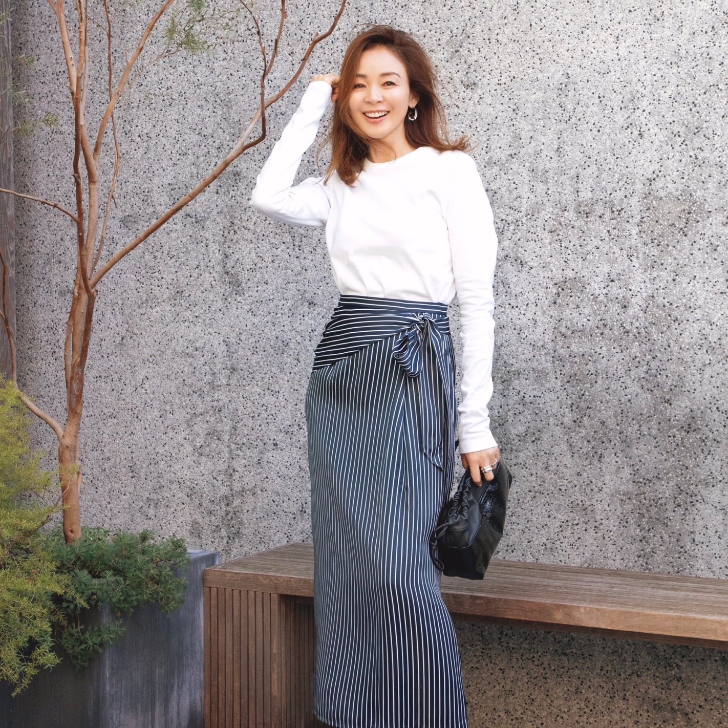 ストライプスカートを主役にしたワンツーコーデで洗練されたシルエットをメイク。気温18℃｜4/22(水)【40代・50代の毎日コーデ】