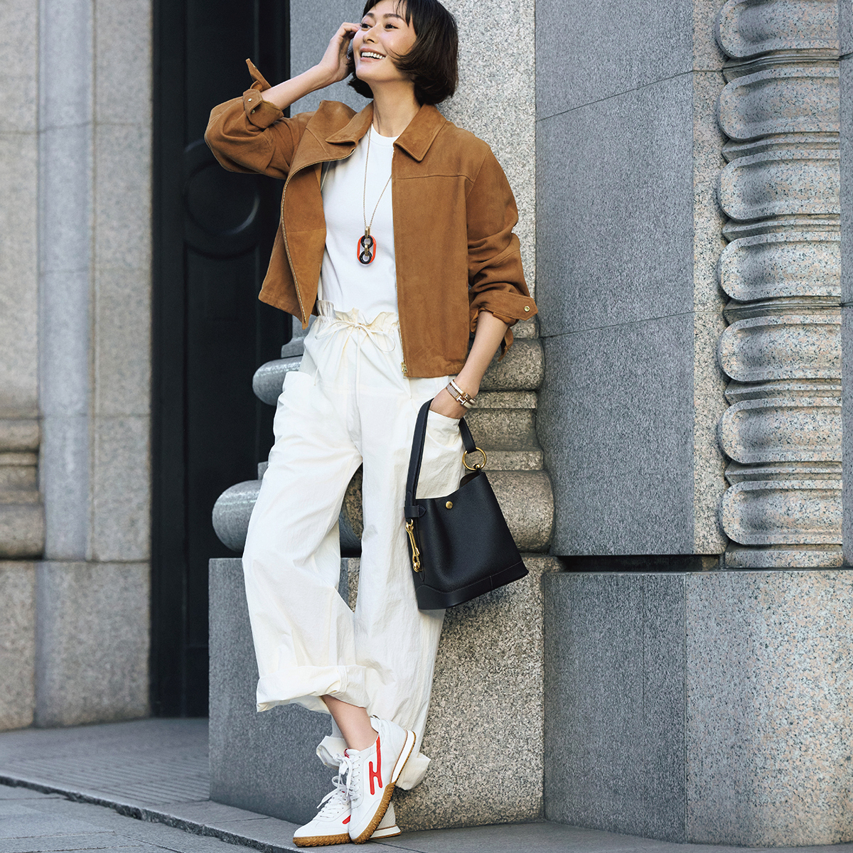 オレンジのHモチーフが印象的な「エルメス」のスニーカーで銀座を闊歩！