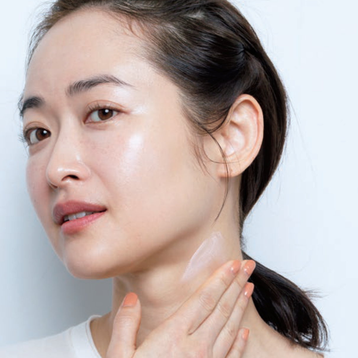 長井かおりさんが伝授。くすみを払って肌を盛る下地の選びかたと塗りかた【50代の“年相応”ベースメイク】