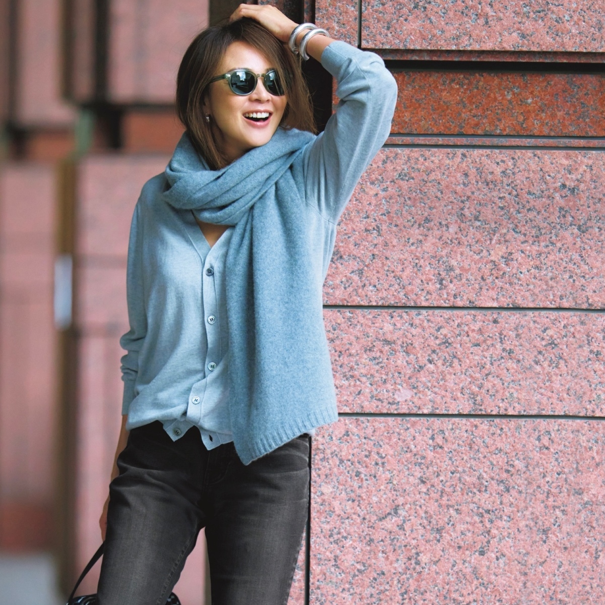 春色カーディガンはブラックデニムでラフに引き締めてこなれ感アップ！気温11℃｜3/9(月)【40代・50代の毎日コーデ】