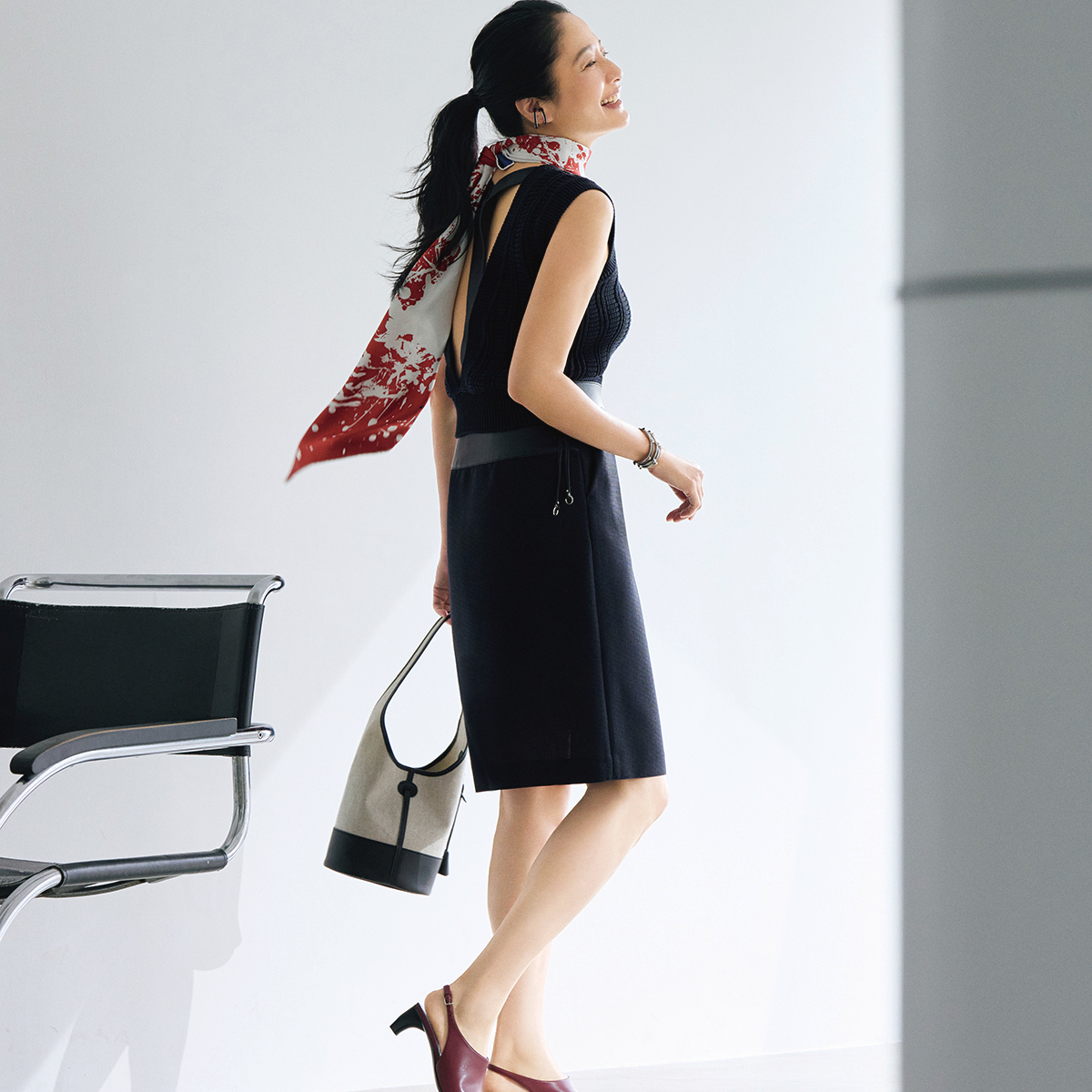 【エルメスのサンダル】夏の濃紺を新鮮に見せるバーガンディのサンダル