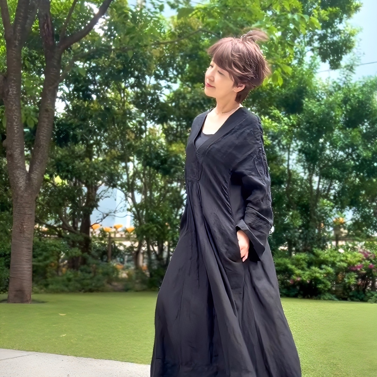 【新緑のエネルギーを纏う、大人の黒ワンピース】生命の輝きが教えてくれる「心のラグジュアリー」