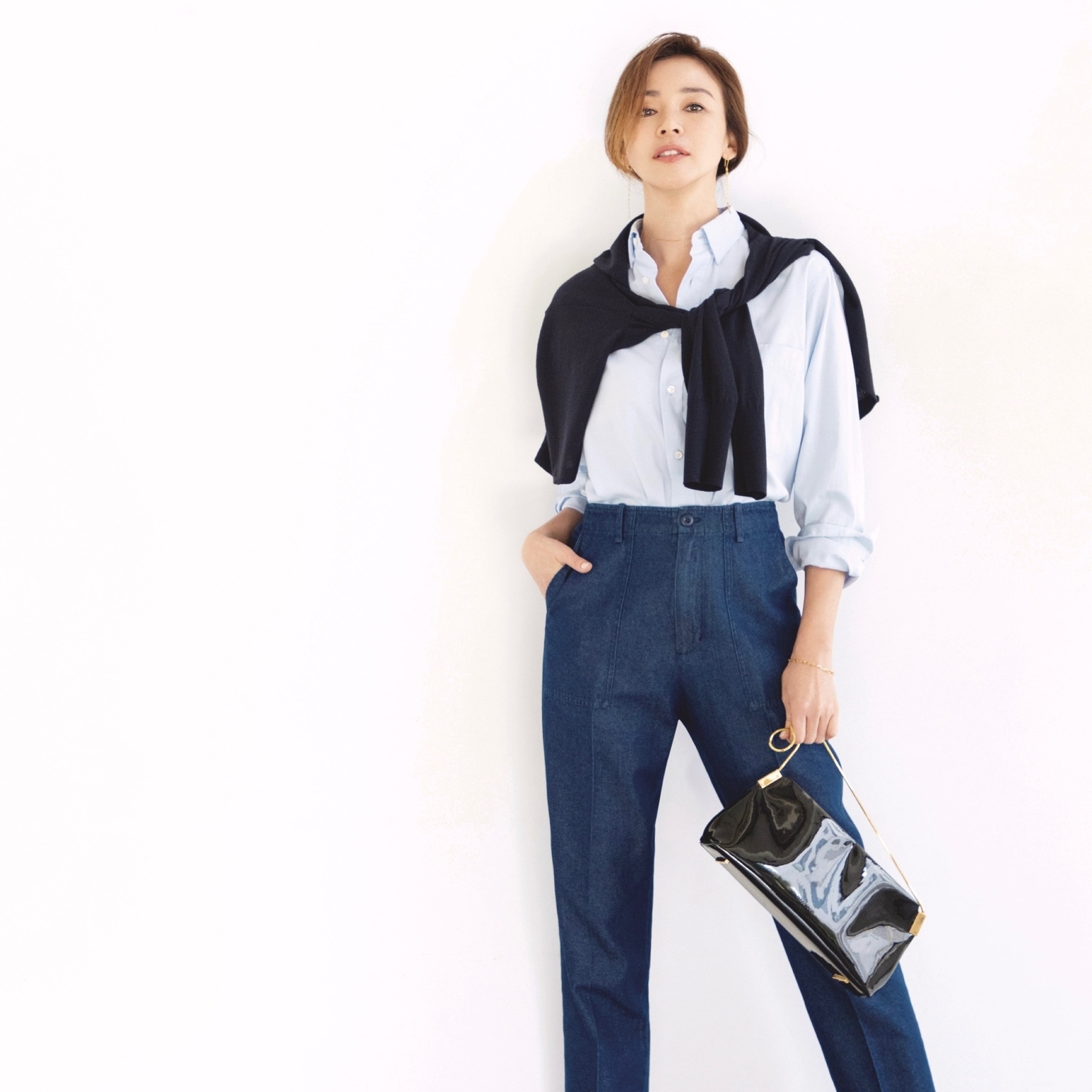 濃淡ブルーを組み合わせて、定番デニムコーデをフレッシュに更新！気温20℃｜4/14(火)【40代・50代の毎日コーデ】