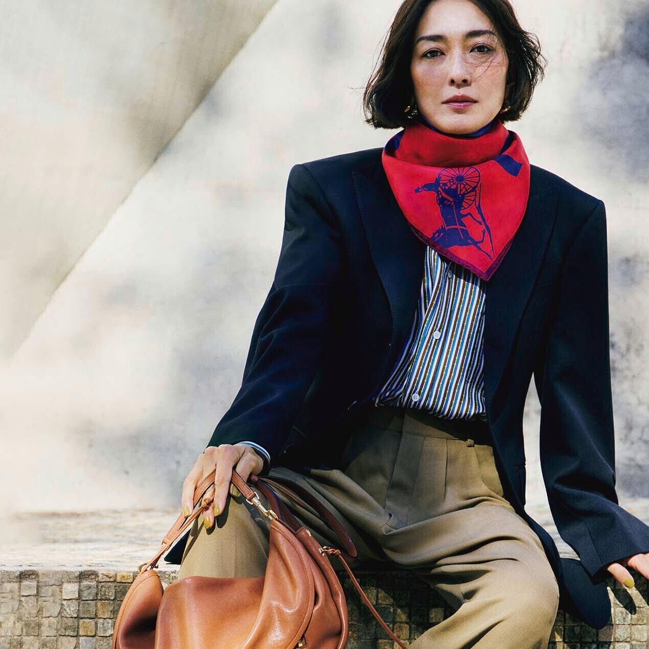 「セリーヌ」の新作バッグは肩掛けも手持ちもできて街歩きにぴったり【板谷由夏と旅するバッグ】