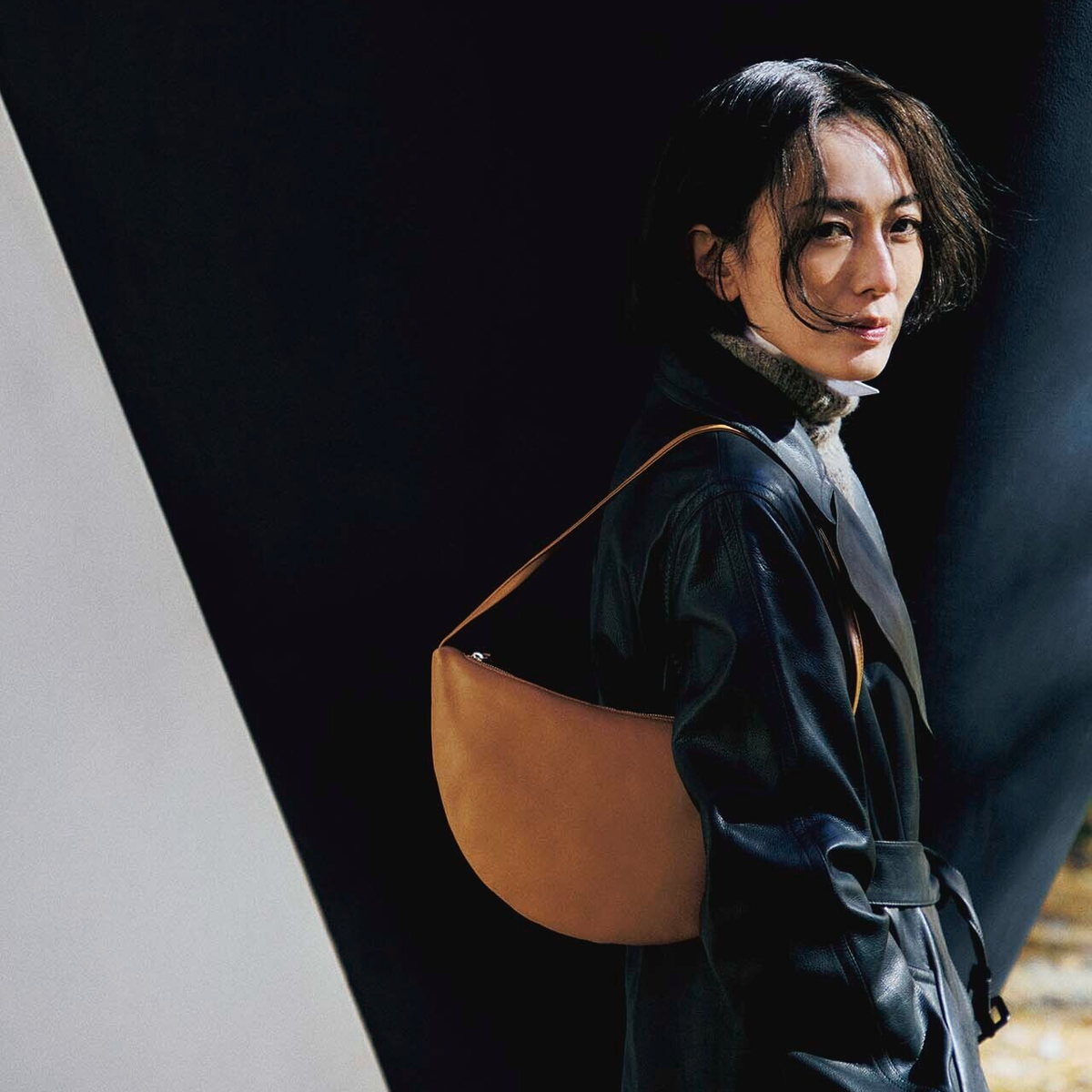 「ザ・ロウ」のショルダーバッグはミニマル派におすすめ【板谷由夏と旅するバッグ】