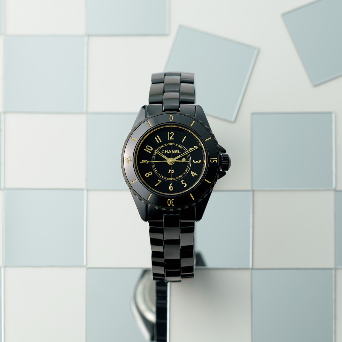【腕時計が紡ぐ物語】大人女性に似合うシャネルの「J12 GOLDEN BLACK 28MM」