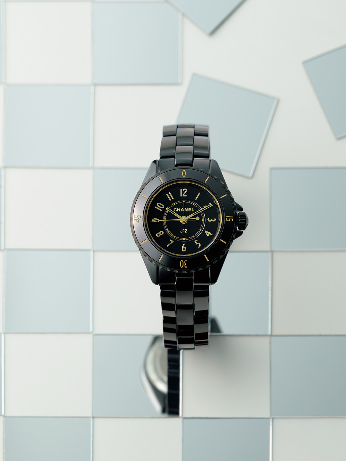 【腕時計が紡ぐ物語】大人女性に似合うシャネルの「J12 GOLDEN BLACK 28MM」