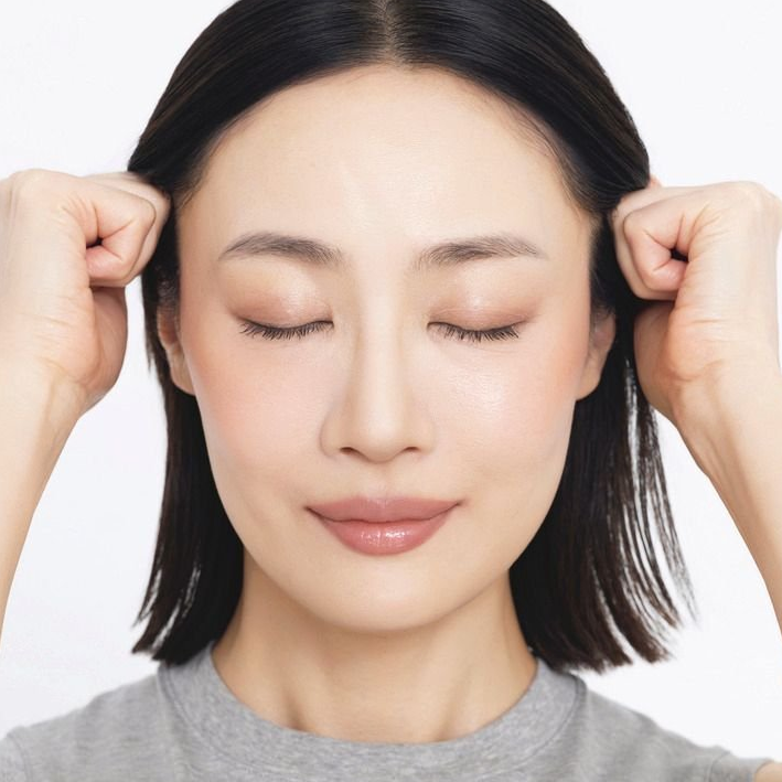 顔が間延びして、のっぺりしてきたら。たるみの発生源・頭皮をほぐすマッサージ方法【50代の「顔立ち悩み」解決テク】