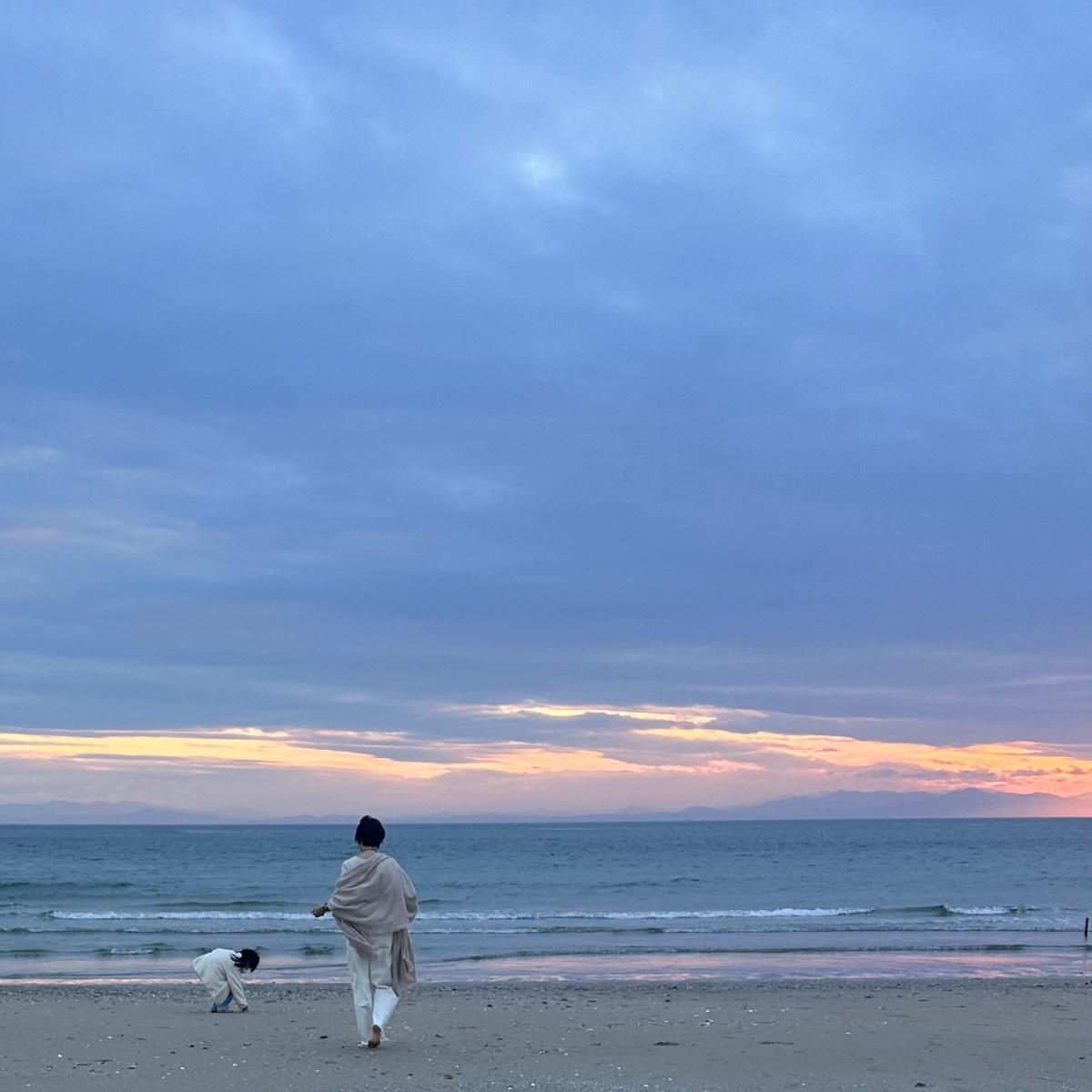 早春の海へ誘われて・・・古民家カフェもビーチも満喫のリラックスな休日。