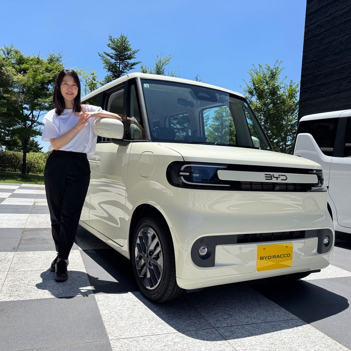 中国EV最大手の「BYD」が、日本市場のために開発した初の軽自動車「RACCO(ラッコ)」の乗り心地は？【まるも亜希子さんの試乗体験ルポ】