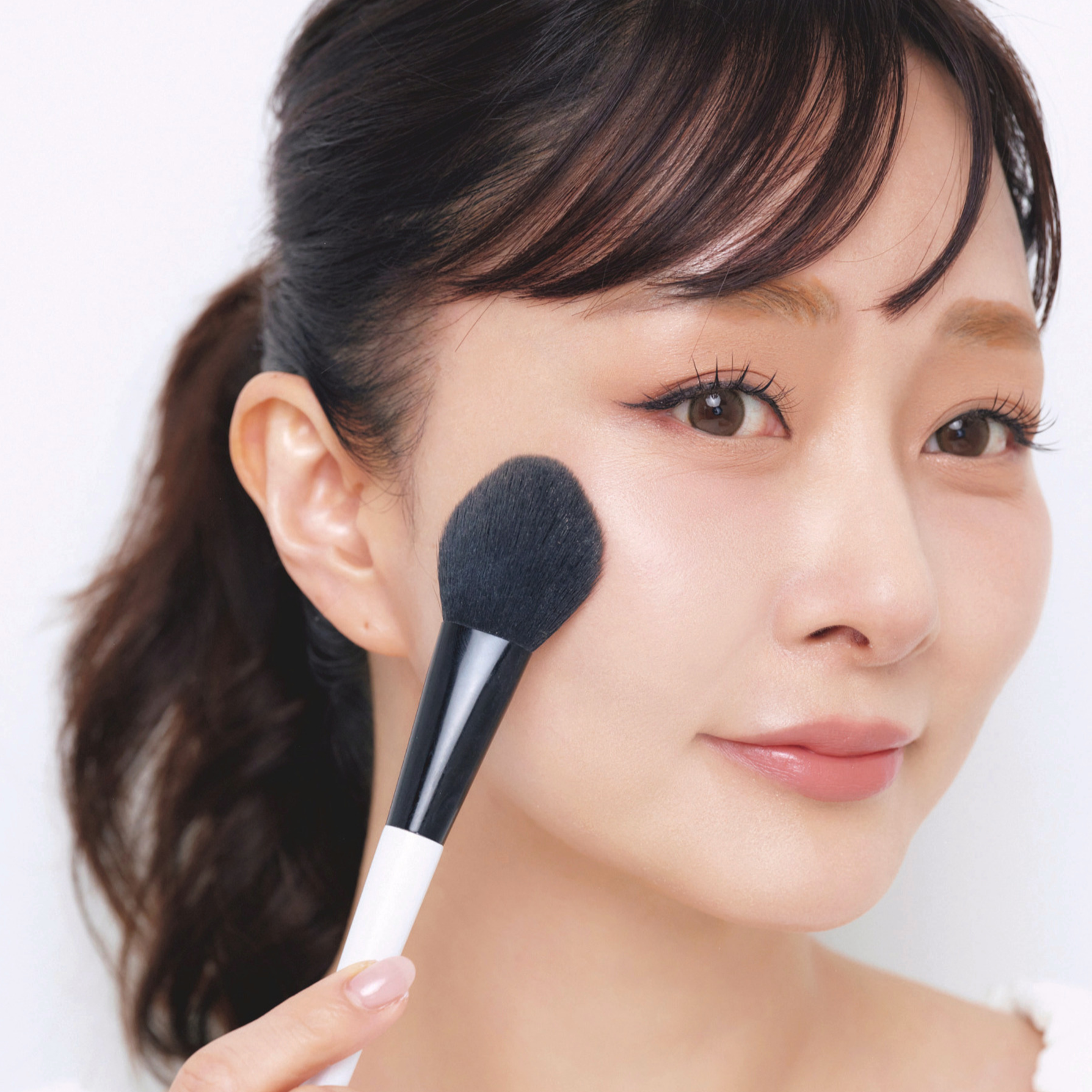 チークは高く広く！ 美容家・石井美保さんが教える頬の引き上げメイク