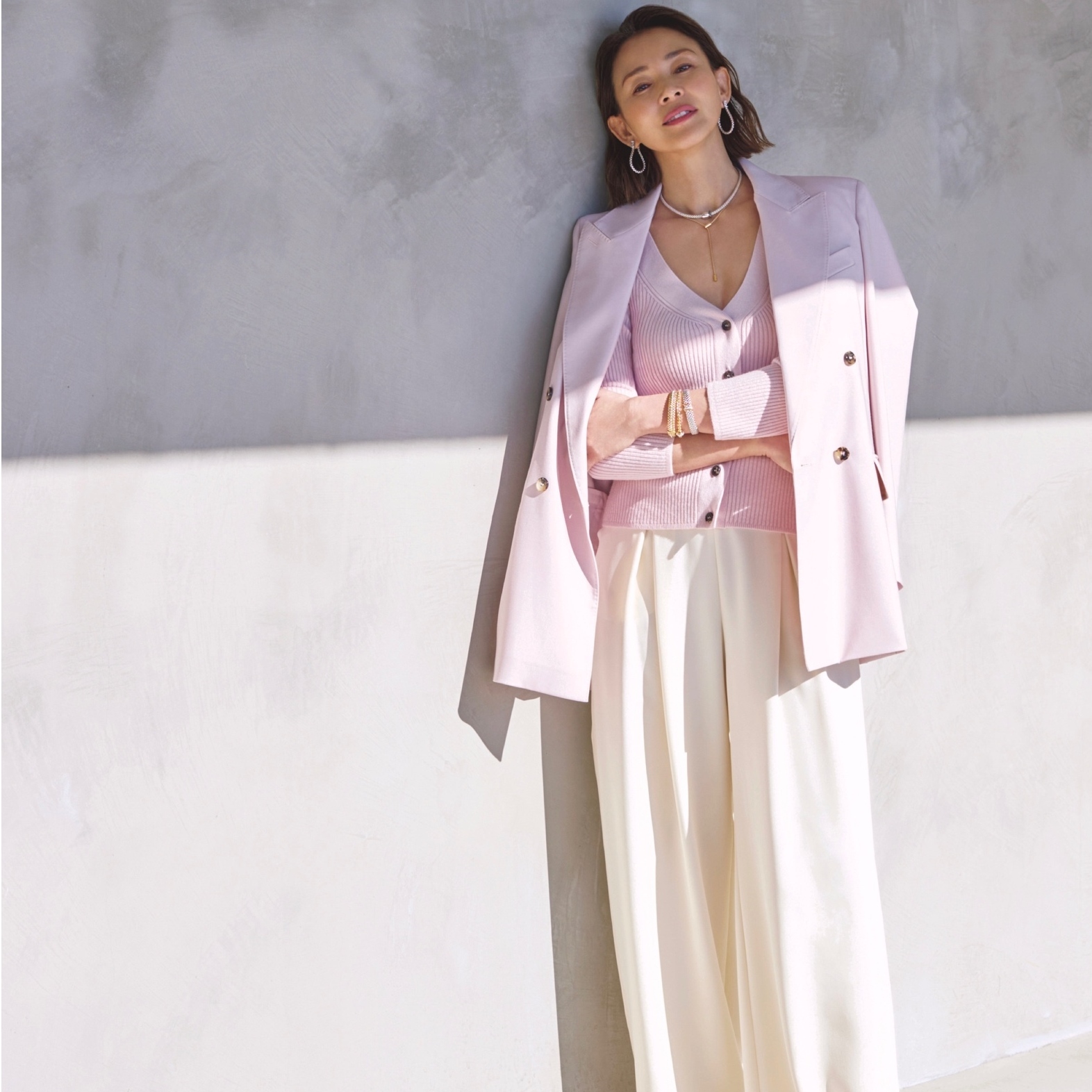 可憐なパステルトーンで作るハンサムなジャケットコーデでしなやかさと大人の迫力を表現。最高気温18℃｜4/13(月)【40代・50代の毎日コーデ】