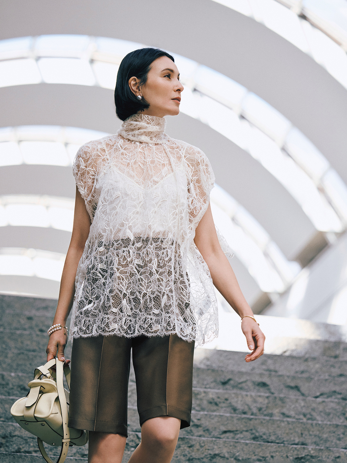 【素肌を感じる服11選】素材で、技ありデザインで、上品に肌見せ