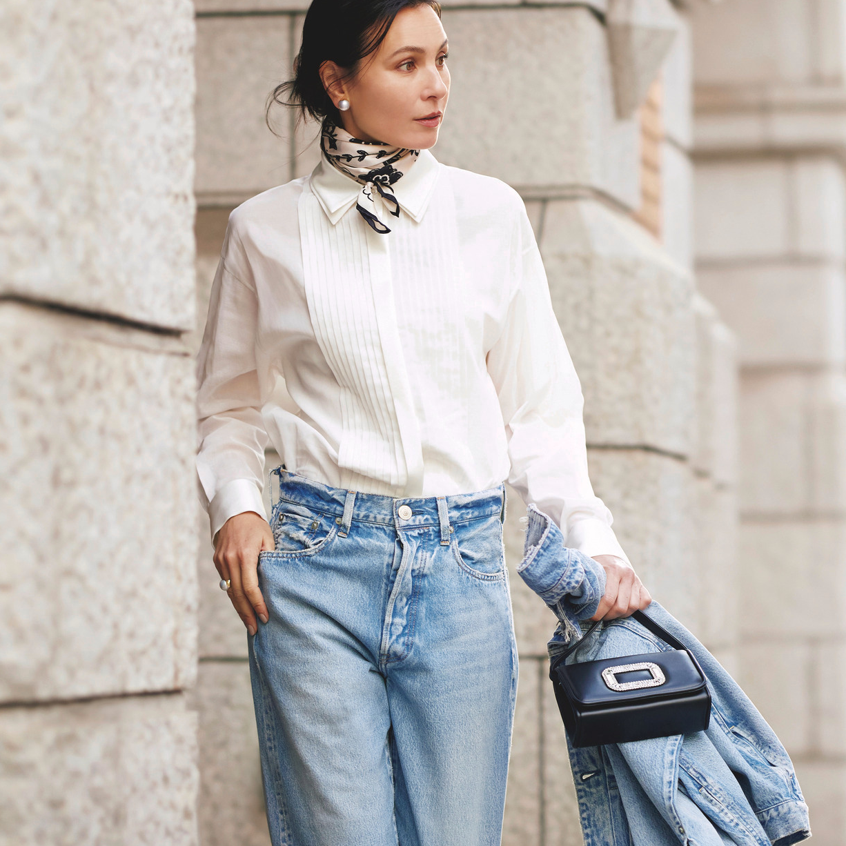 40代・50代の最新デニムスタイル！ドレスシャツ×ヴィンテージ風デニムで「軽やかリッチ」に