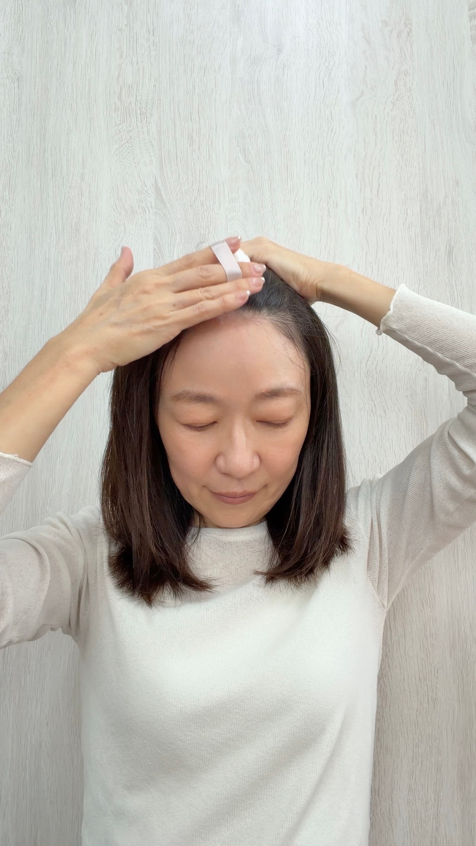 皮脂や湿気でペタンとなってしまった、前髪が一瞬でふわっと復活【リーゼ　さらさら前髪復活パウダー】