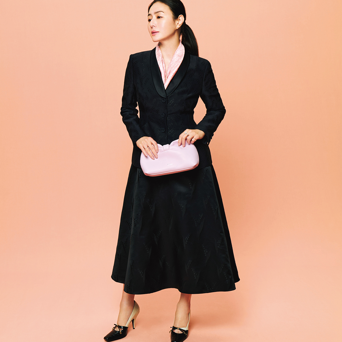 【井川遥がまとうさくら色の春】端正な装いに隙が生まれる甘やかなさくら色をひとさじ