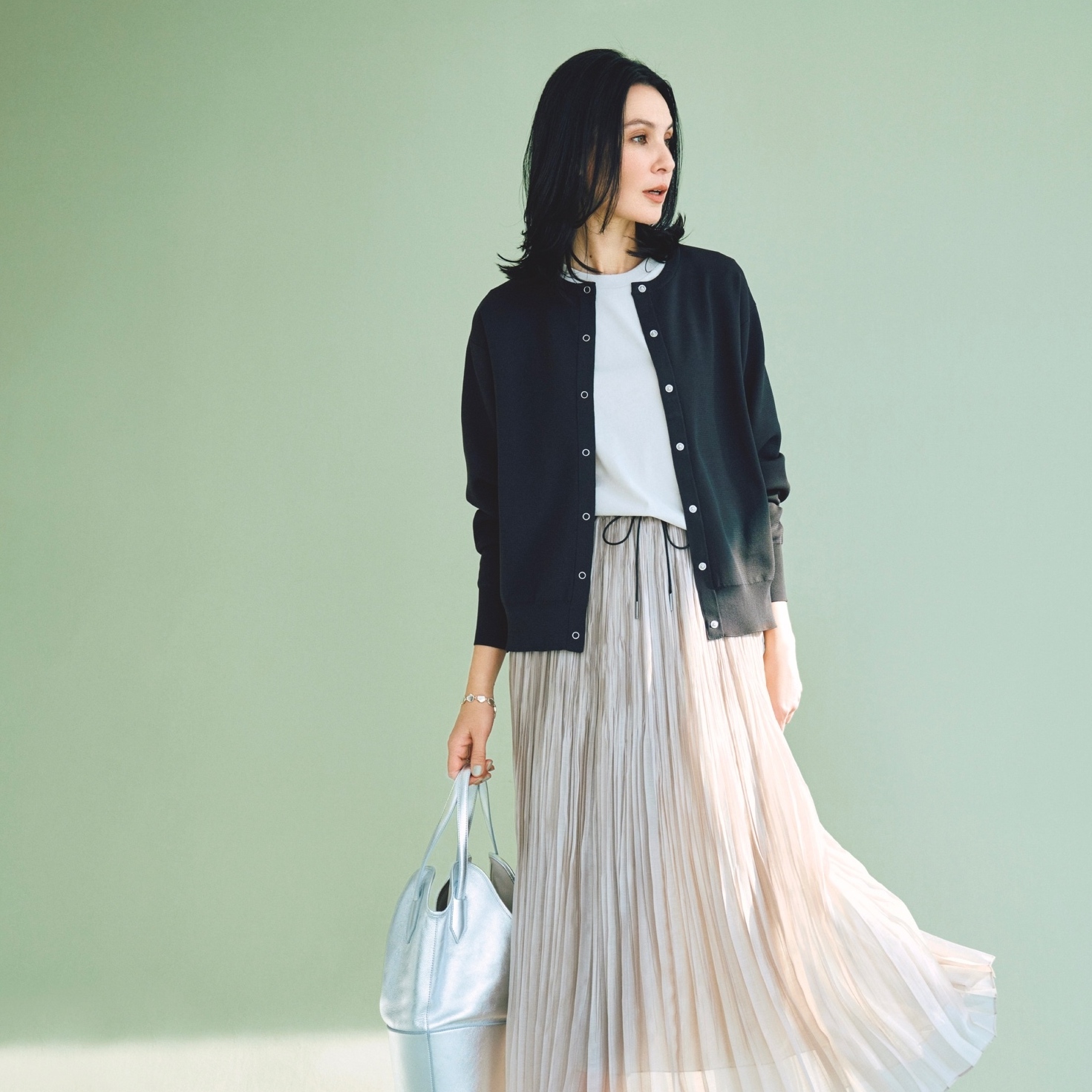 スナップボタンカーデをさらりとはおって、フェミニンなプリーツスカートの甘さを中和。最低気温12℃｜4/9(木)【40代・50代の毎日コーデ】