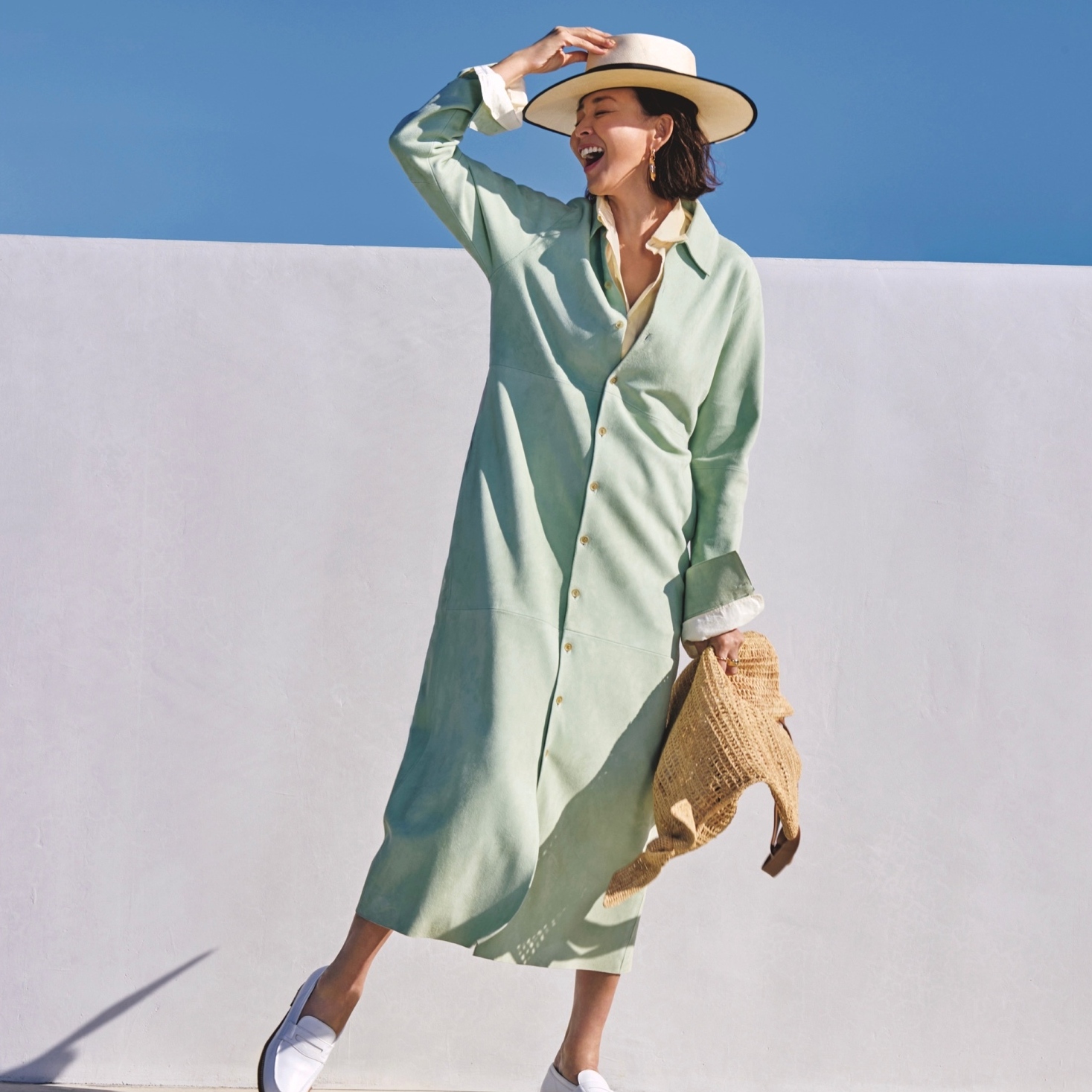 シャツワンピ×シャツの重ね技で春の息吹を感じるフレッシュな配色を楽しむ！最低気温16℃｜4/25(土)【40代・50代の毎日コーデ】