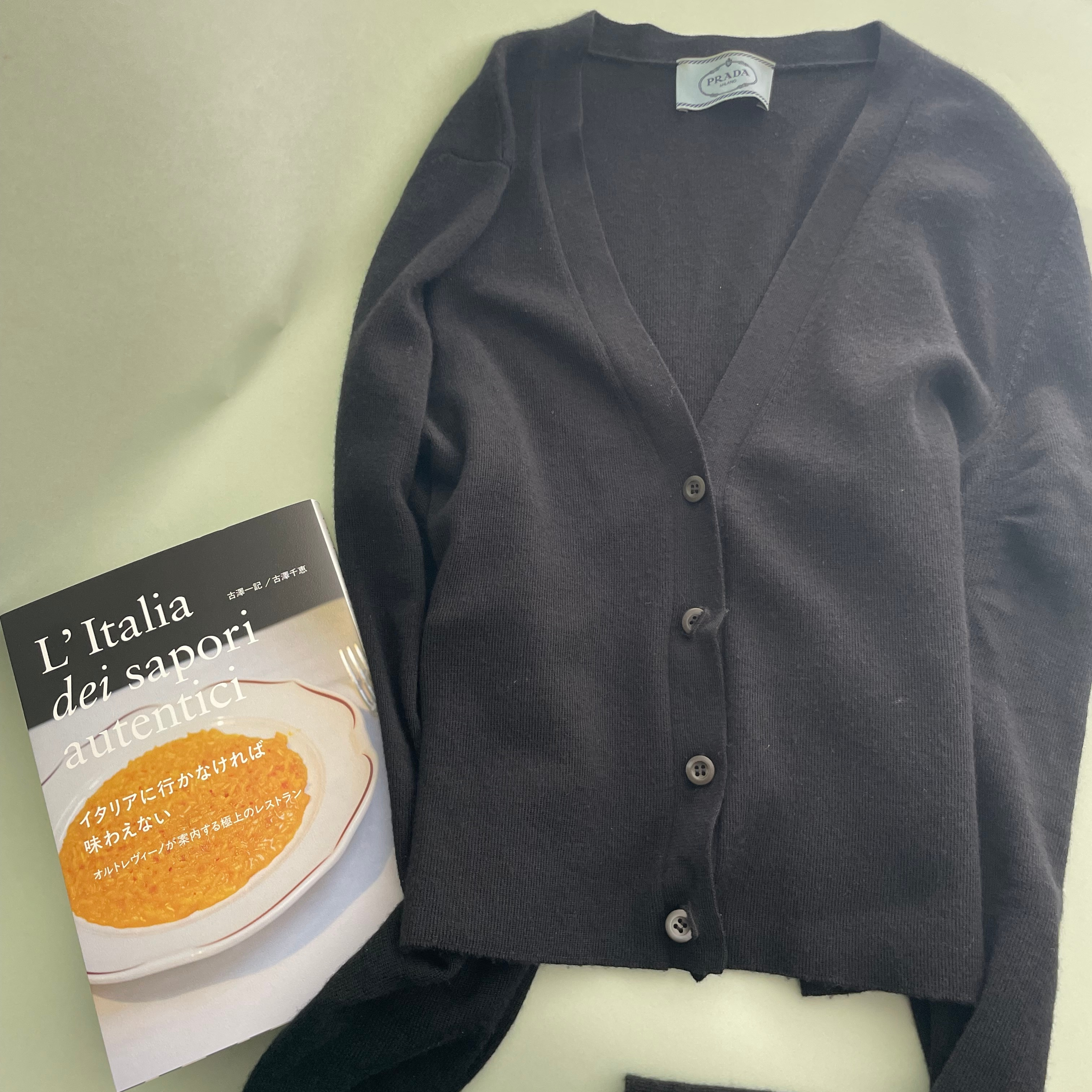 イタリアの名品＆名著！春先に欠かせないプラダのカーディガン＆極上のレストラン案内【エクラ編集部偏愛図鑑#19】