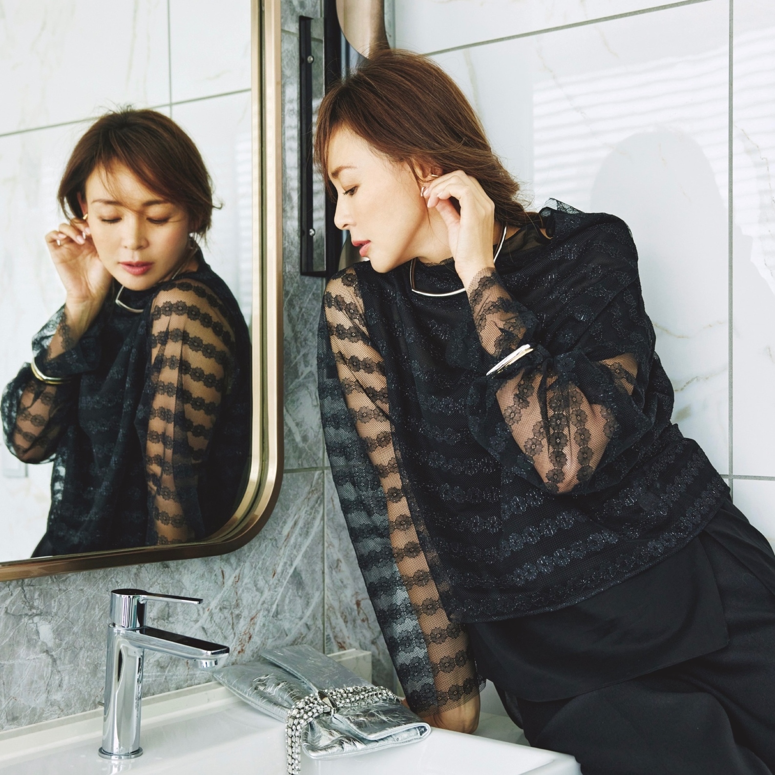 セレモニーにも対応する黒のレースブラウスを主役にした装いで、家族とお祝いディナーへ。最高気温16℃｜3/22(日)【40代・50代の毎日コーデ】