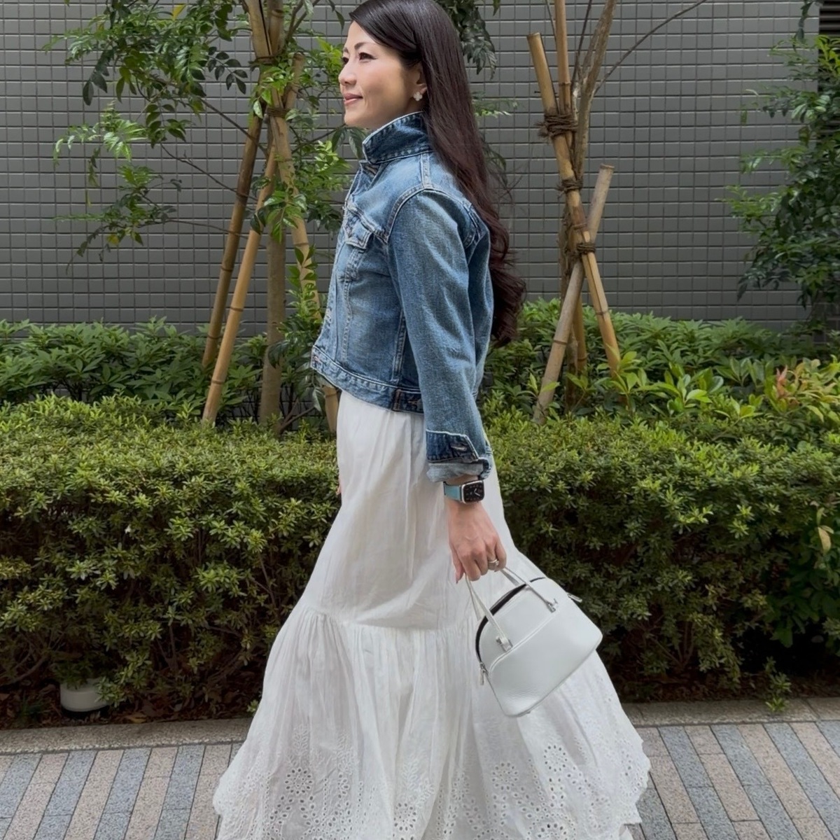 【春のデニムコーデ】40代の正解は「白」の使いかた。おひとり様ランチの洗練スタイル