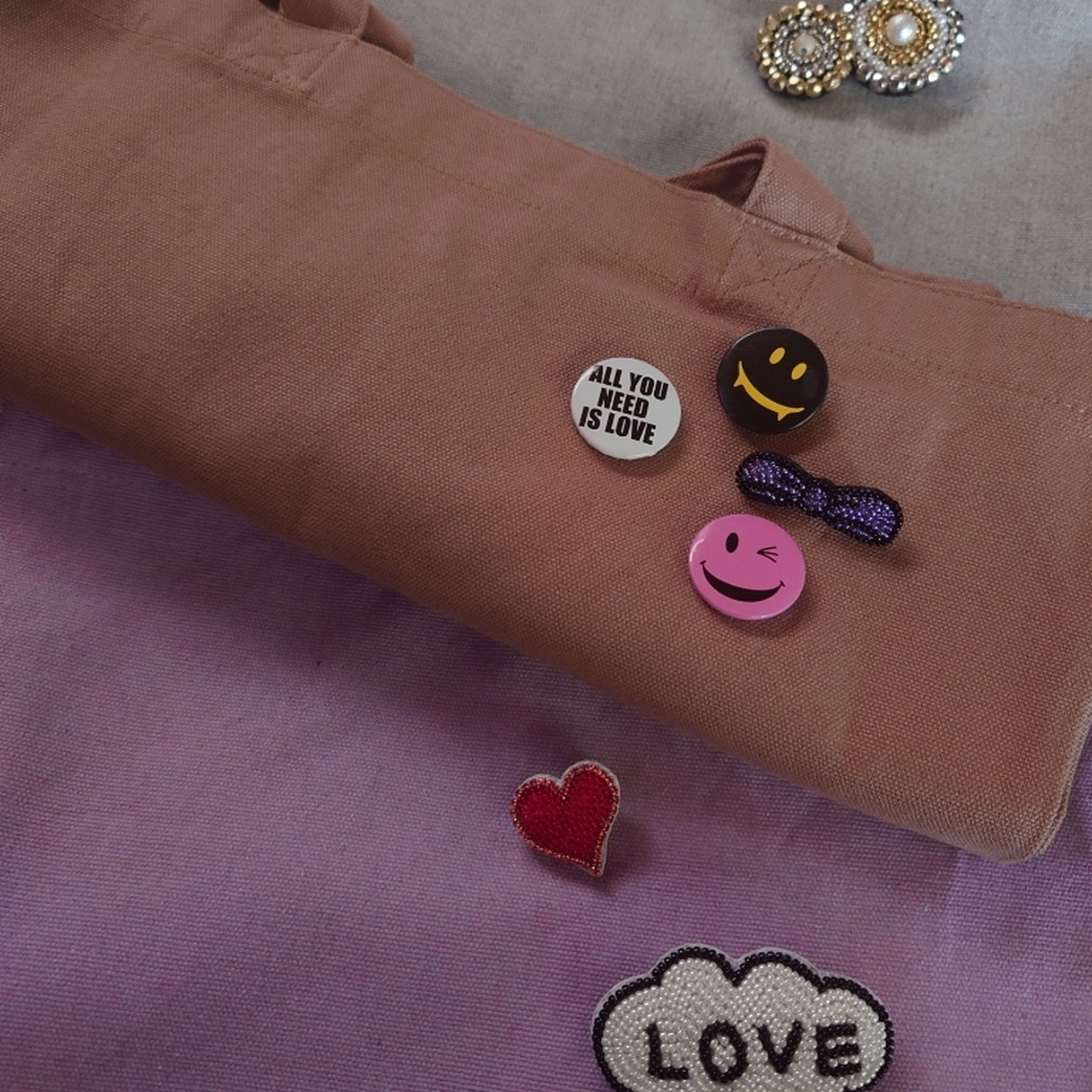 シンプルなトートバッグを缶バッジやビーズブローチでパーソナライズ