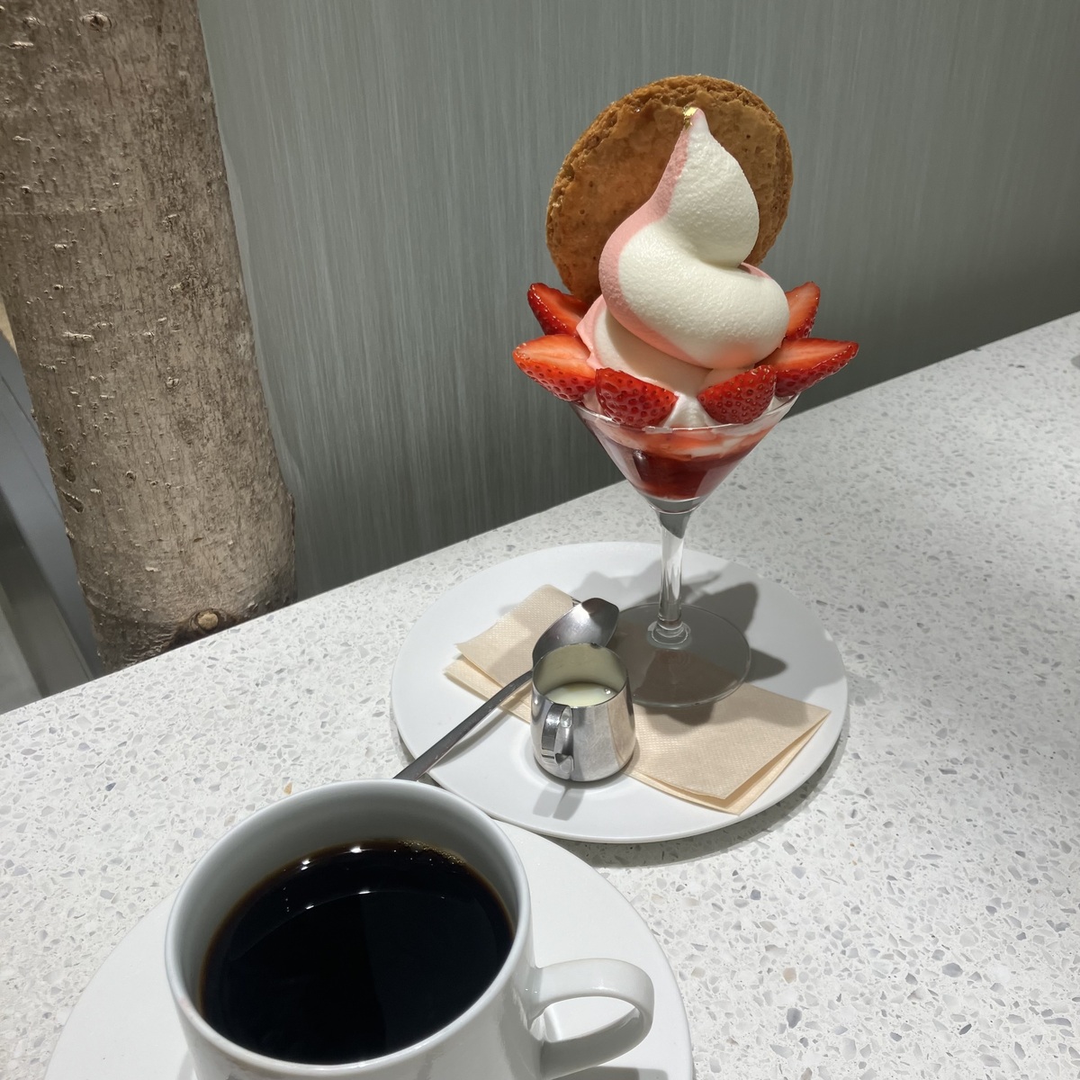 北海道の名物夜パフェと名店のコーヒー