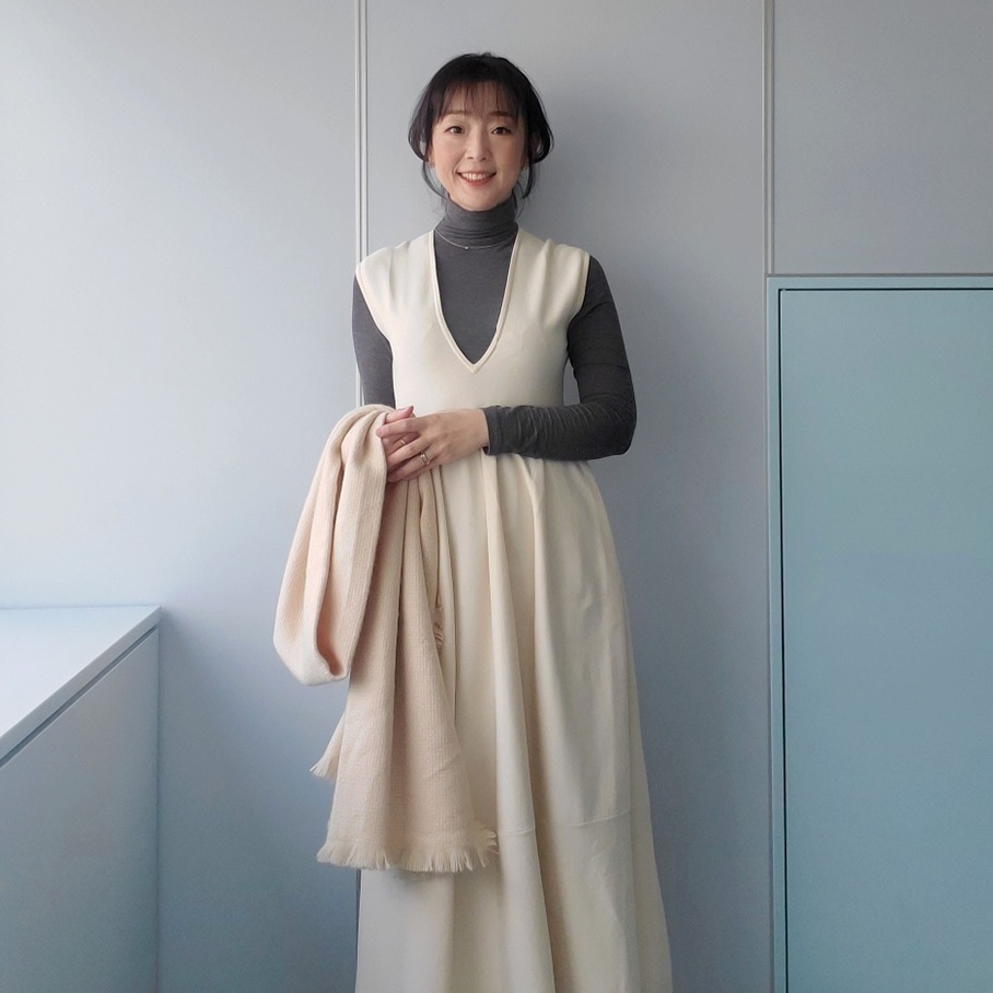 オフィスから会食まで、リラクシーでスタイル美なニットワンピースが心強い味方に