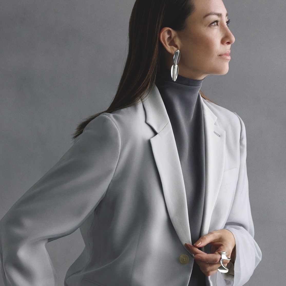 知的なグレーのワントーンコーデは、オーガンジーを重ねた新顔ジャケットで優美なムードを加える。気温21℃｜4/15(水)【40代・50代の毎日コーデ】