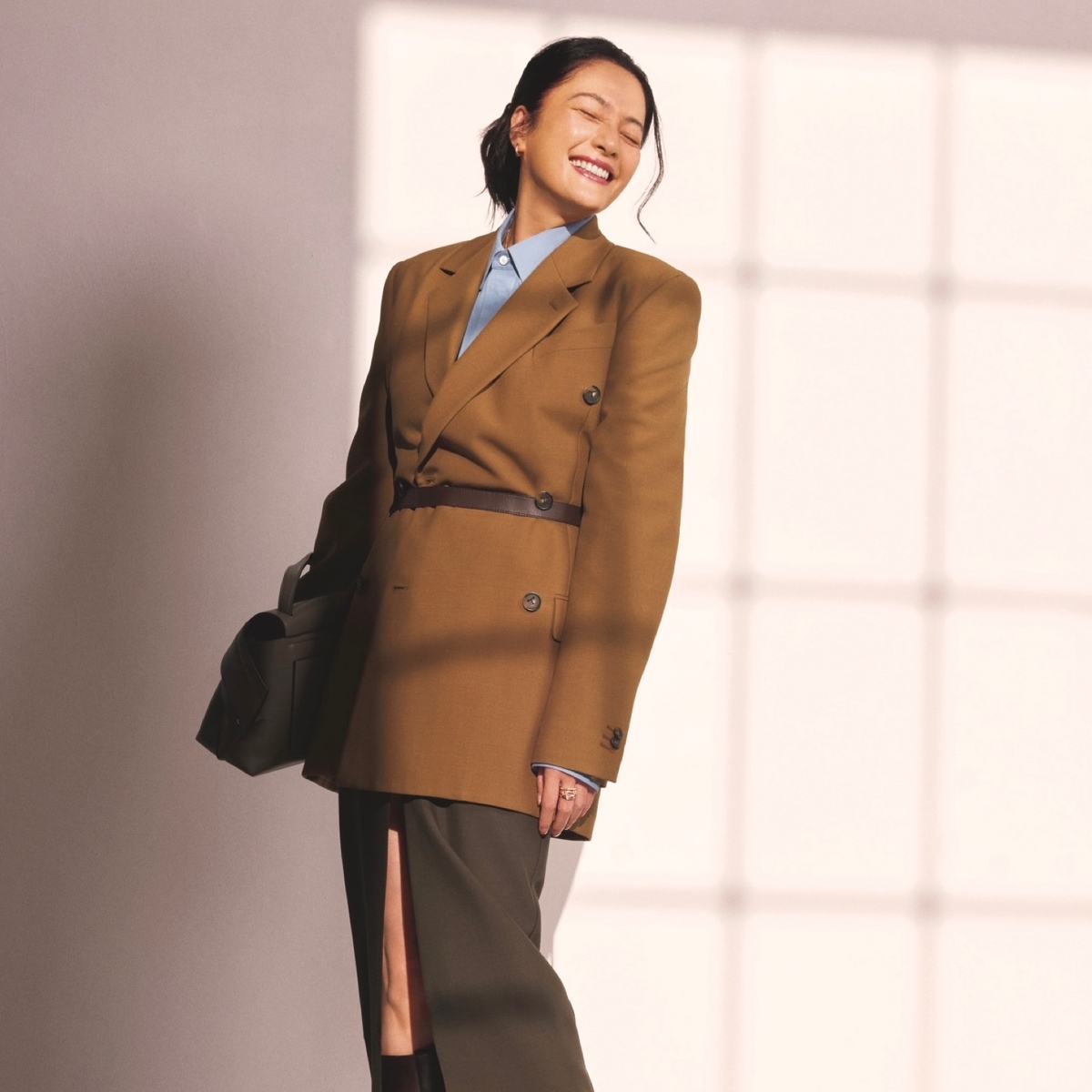 洗練配色でドレスアップしたジャケットコーデで、仕事後のセミオケージョンシーンにも対応。気温14℃｜3/2(月)【40代・50代の毎日コーデ】