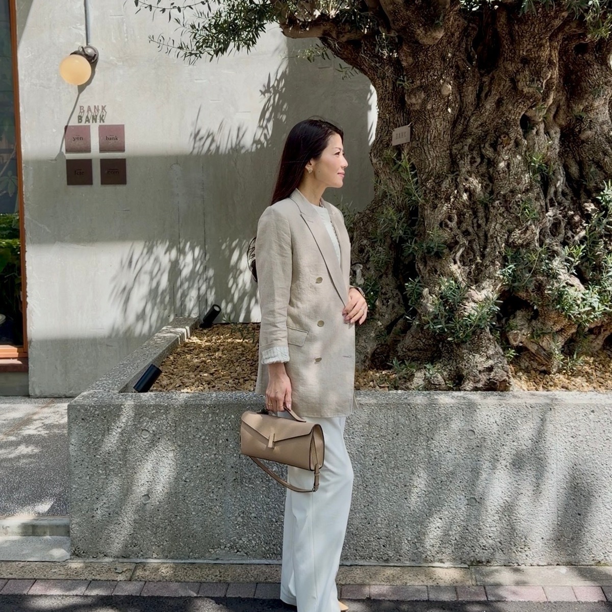 日本橋【BANK】Bistro yen。40代のオールホワイト×リネンジャケットで作る春ランチコーデ