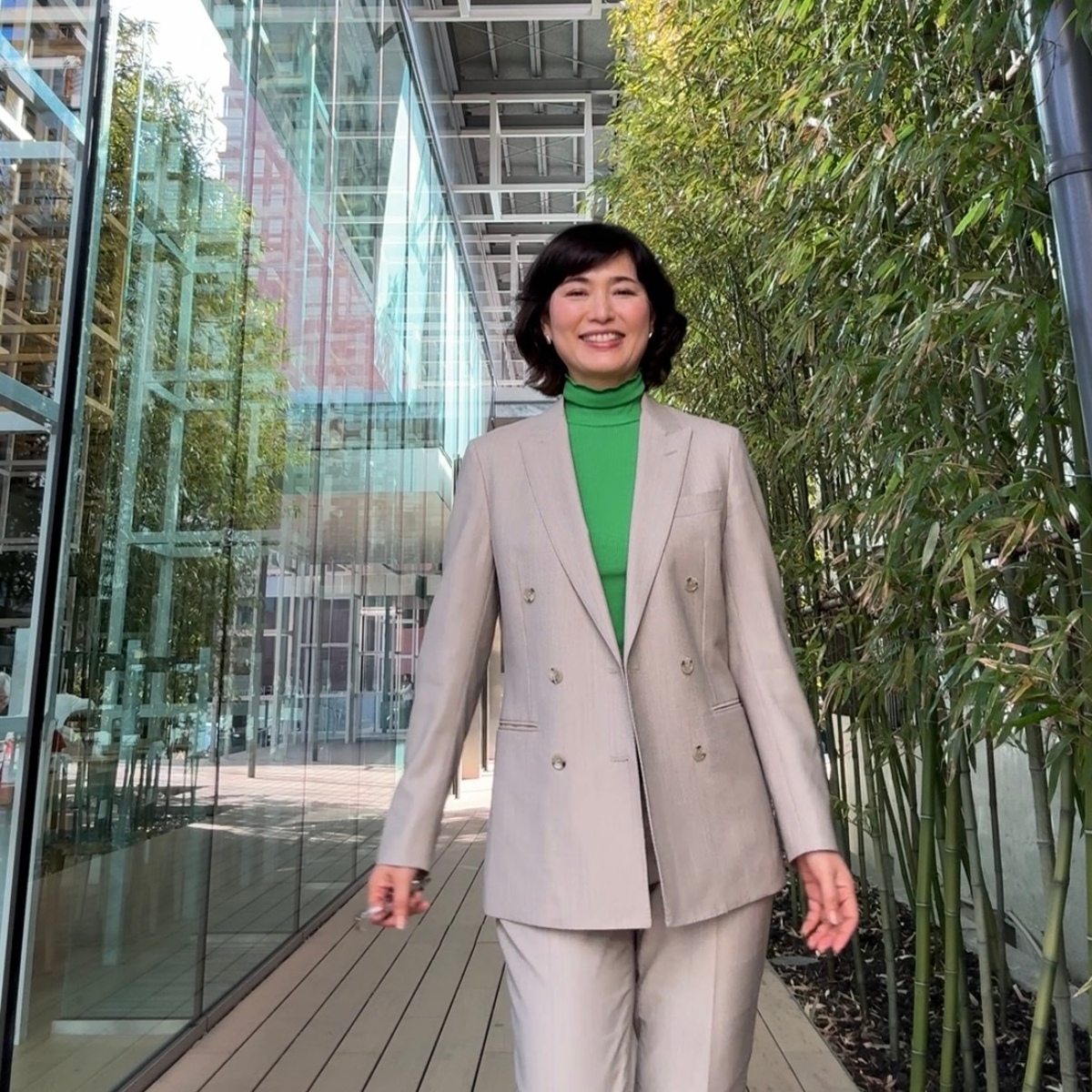 ベージュスーツで、春を先取り♪