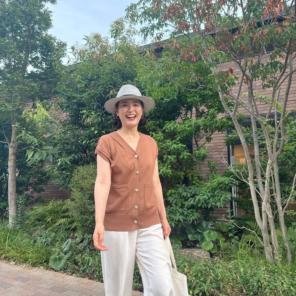 ハットひとつで、いつもの夏コーデをハンサムに｜170cmの大人カジュアル