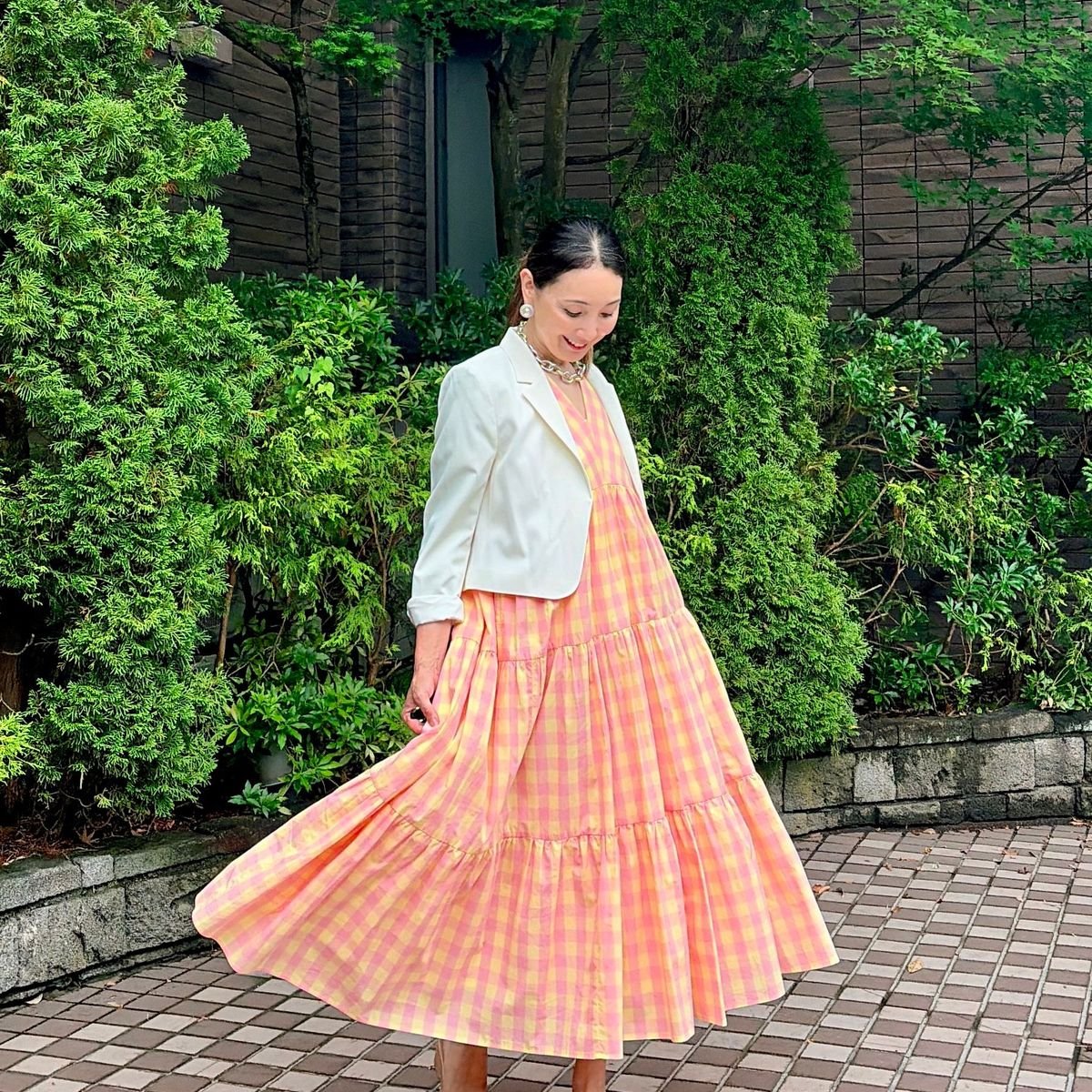 高原リゾートのワンピースは思い切って華やかに！大人可愛い「開運•夏コーデ」
