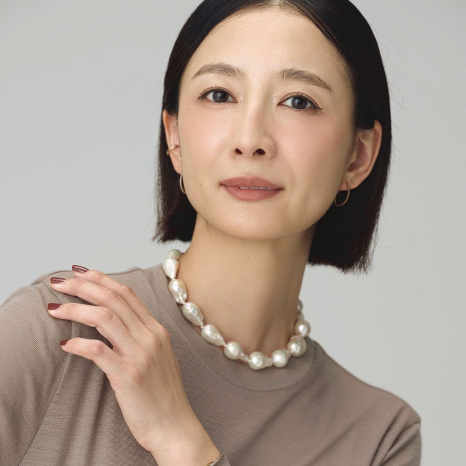 人気スタイリスト・戸野塚かおるさんが指南。「顔が大きく見える」など顔まわりの「おしゃれ悩み」はスカーフやアクセサリーで解決！