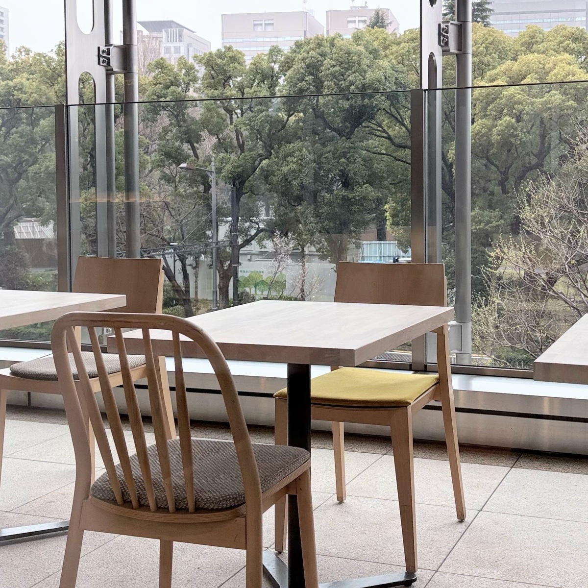 GUスカートブーツで日比谷ビストロ