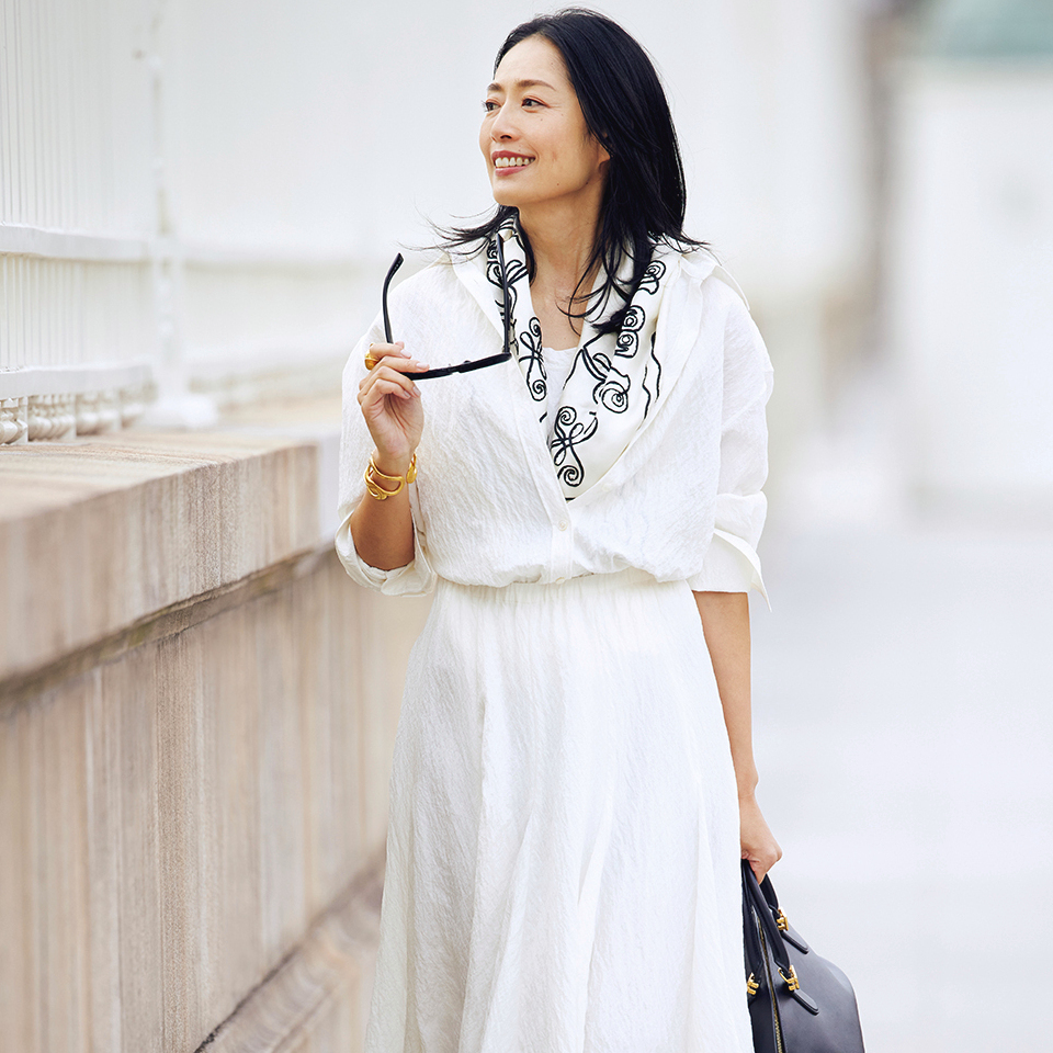 爽やかな白シャツとスカートでワンピース風に！春風の心地よさに似合う休日のセットアップスタイル