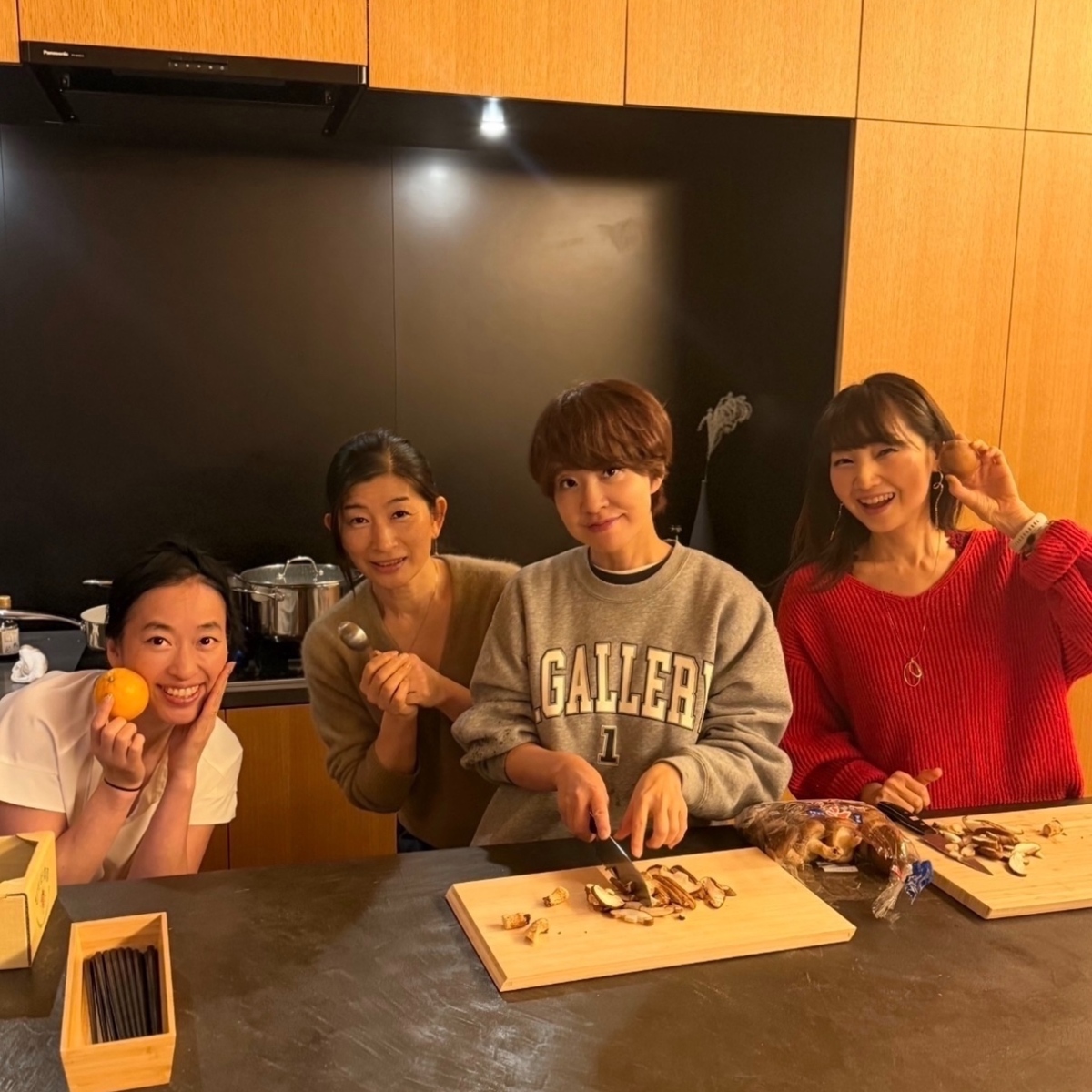 THE LAKOTANのプライベート空間で過ごすエクラ世代の女子旅。夜は奄美の郷土料理鶏飯（けいはん）を皆さんで楽しくお料理作り（一日目）