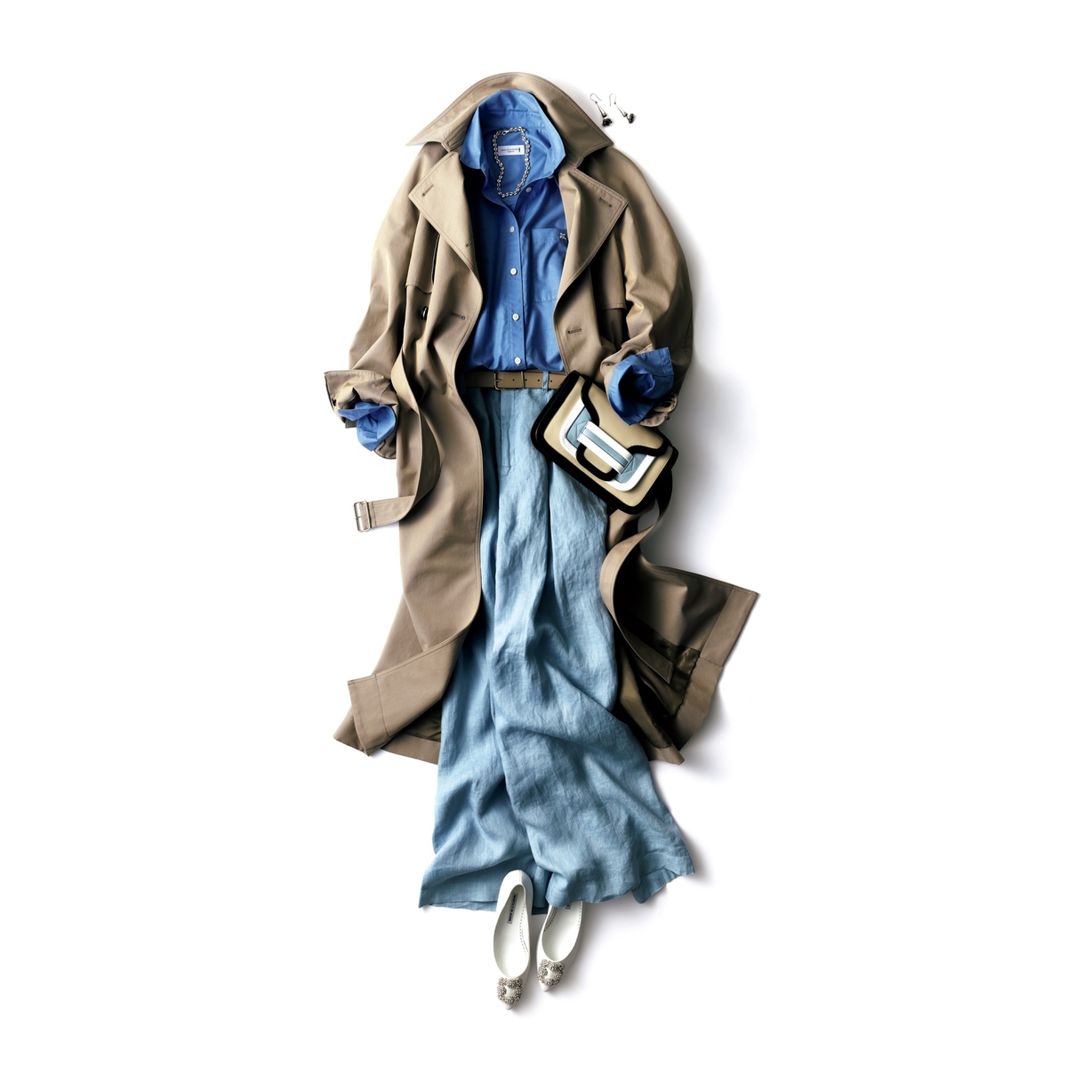 ブルー×ベージュの品よく爽やかな配色で、ハンサムなシャツコーデに春の空気をプラス。気温16℃｜3/17(火)【40代・50代の毎日コーデ】