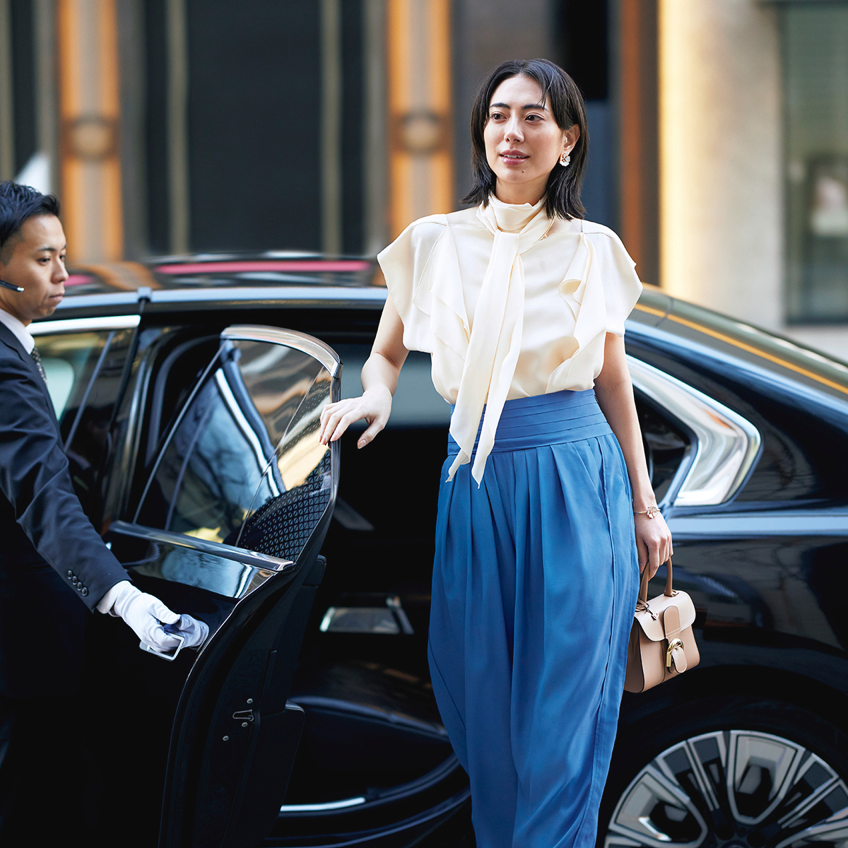 エクリュカラーの「ランバン」のボウタイブラウスで柔らかな印象に【NEOエグゼのボウタイブラウス】