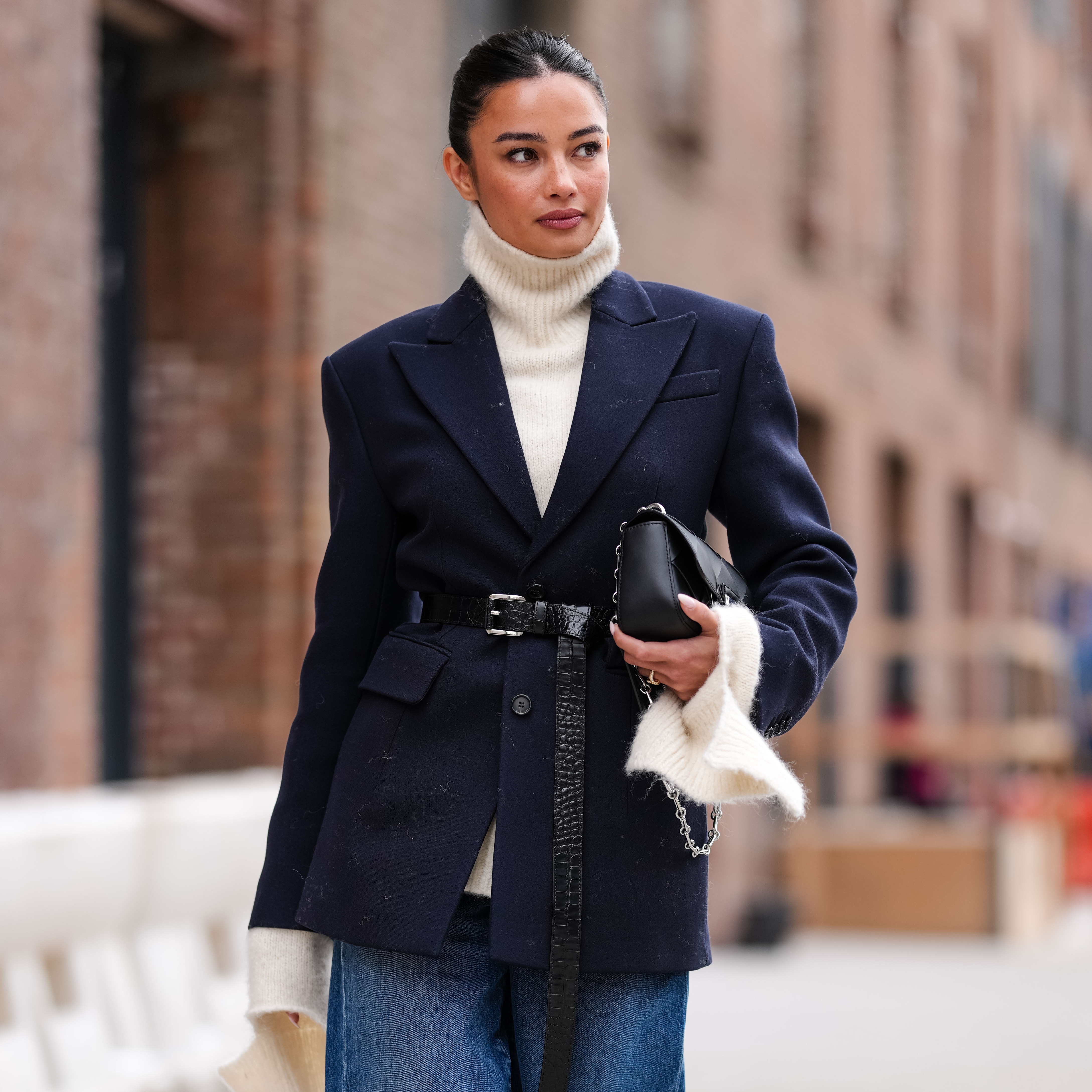 顔を明るく見せる！ “白ニット”を投入した冬コーデの正解例【おしゃれな大人は何着てる？海外ファッションSNAP】