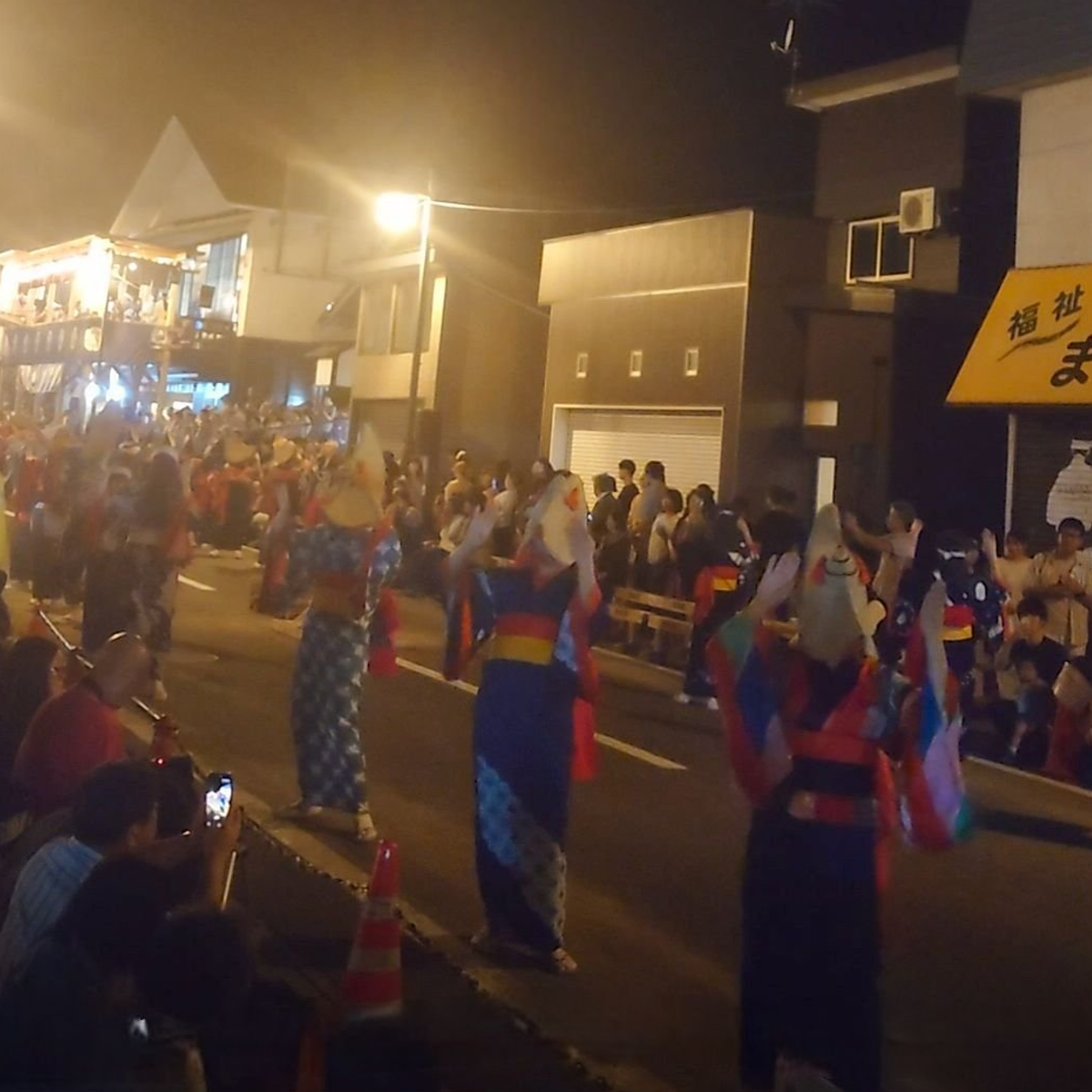 日本三大盆踊りのひとつ、秋田の西馬音内盆踊り。夢うつつのような幻影的な夜
