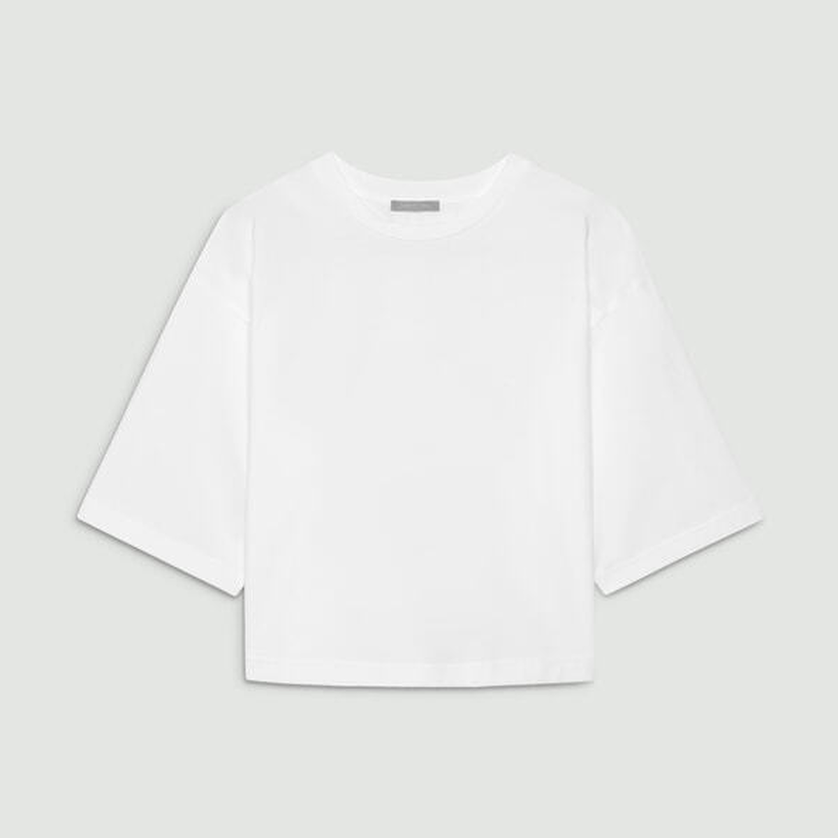 おしゃれに体型カバーが叶う。セオリーリュクスの一軍白Tシャツ【１日１枚！ 50代の着映えTシャツ図鑑】