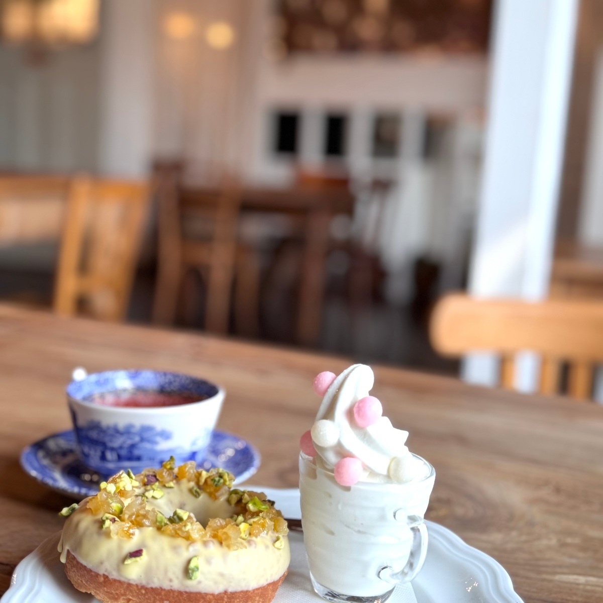 期間限定の春色ドーナツとミモザに彩られたとっておきのカフェ